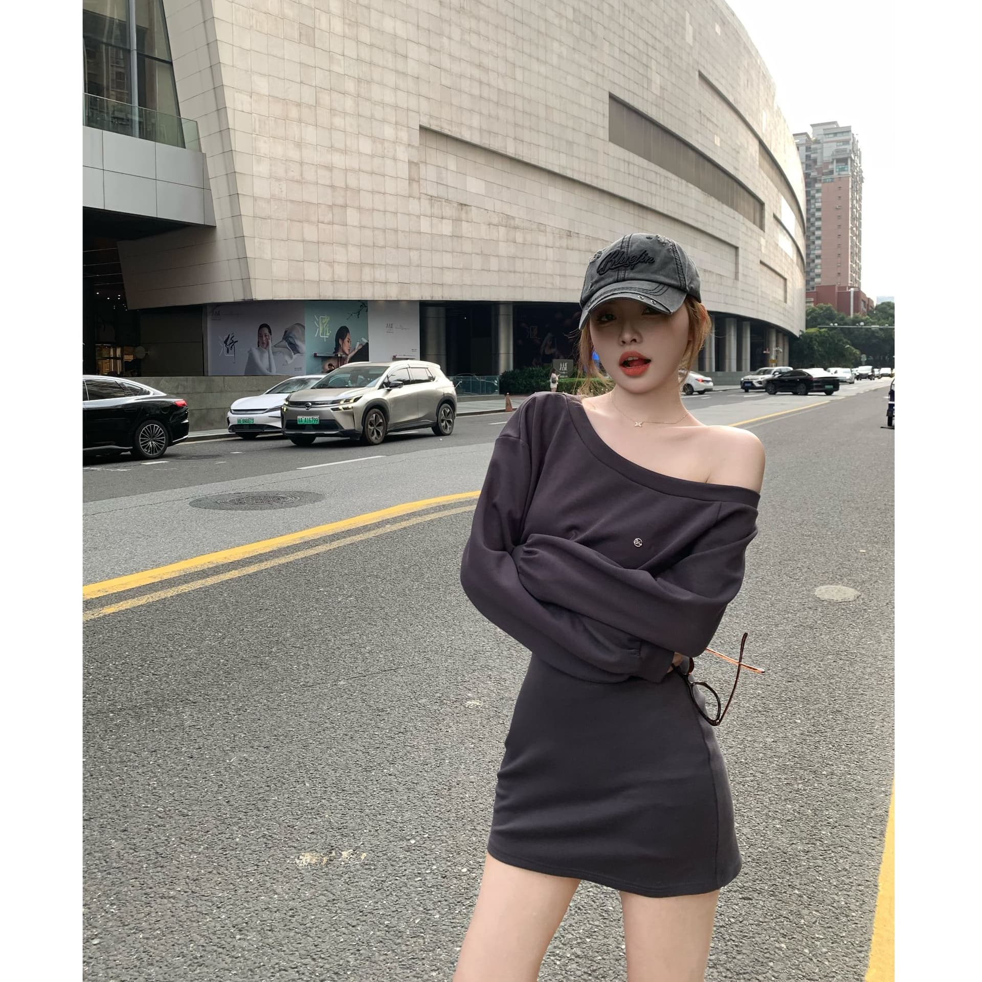 한 부서 비스듬한 어깨 긴팔 후드티 드레스 아이들 가을 겨울 새로운 디자인 센스 품격 허리 수축 슬림해 보이는 오프숄더 미니 스커트 상세 이미지 2