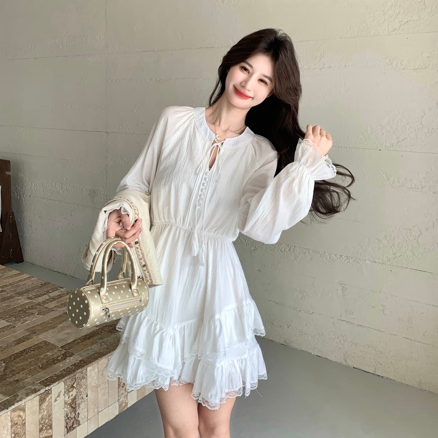 천 실크 주름 네리 참나무 늑골 분위기 센스 하프 열기 레이스업 나팔 소매 층 연꽃 잎 화이트 여성 드레스 이미지 3