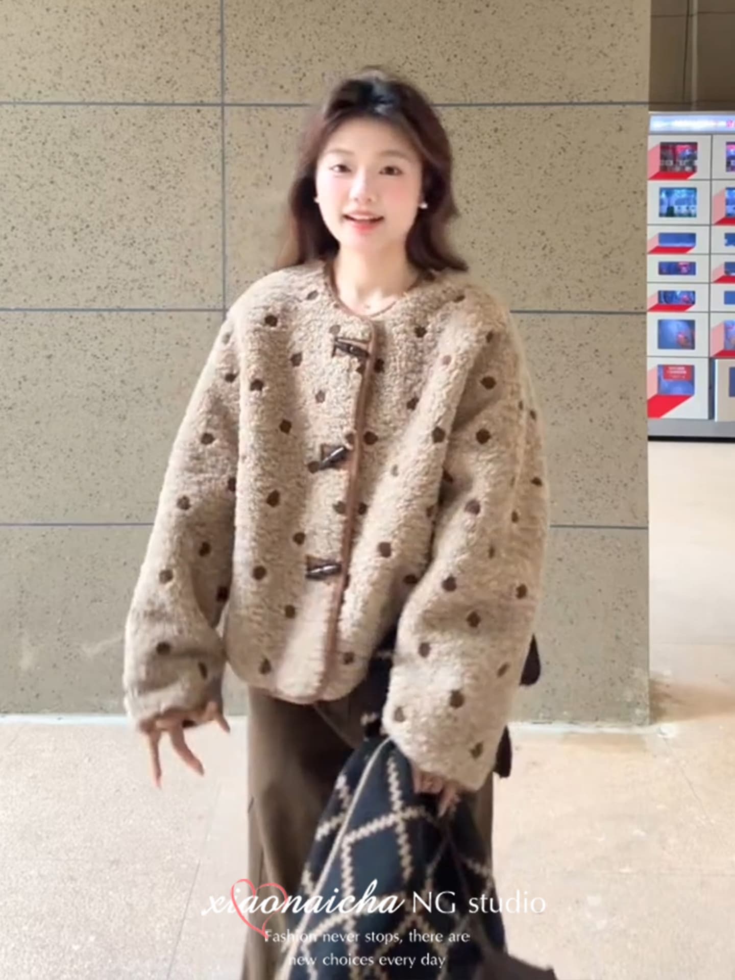 500 그램 양털 플리스 복합 스웨이드 수건 자수 법 하나 패션 두꺼움 맨위 도트 무늬 피모 하나 재킷 상세 이미지 4