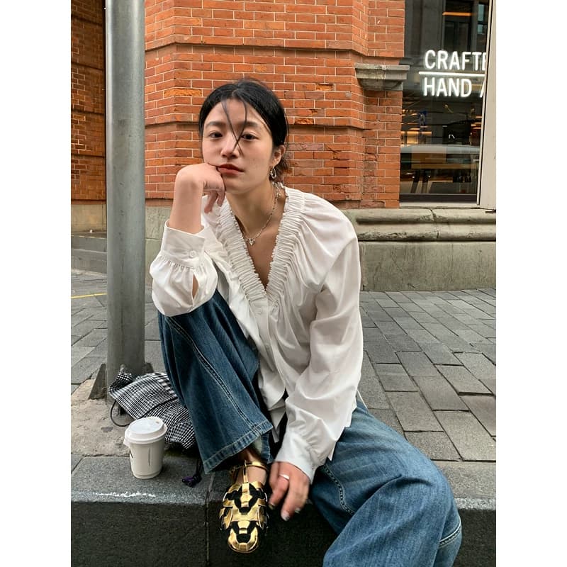 두꺼운 모래 워시 사선 무늬 원단 한 부서 분위기 센스 프릴 v 칼라 슬림해 보이는 거품 소매 싱글 줄 버튼 여성 셔츠 이미지 2