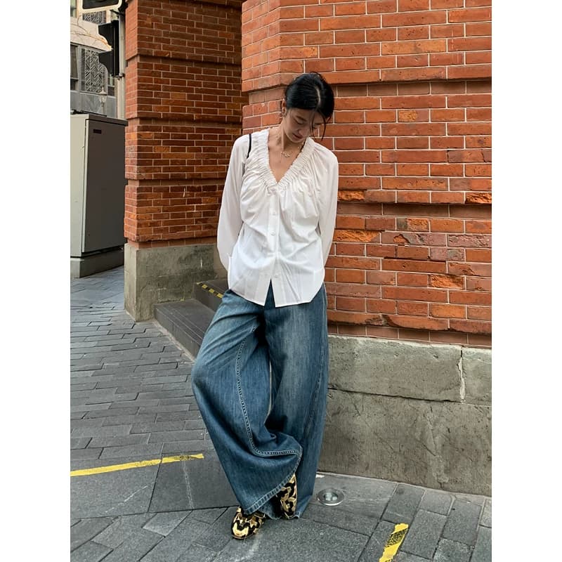 두꺼운 모래 워시 사선 무늬 원단 한 부서 분위기 센스 프릴 v 칼라 슬림해 보이는 거품 소매 싱글 줄 버튼 여성 셔츠 이미지 3