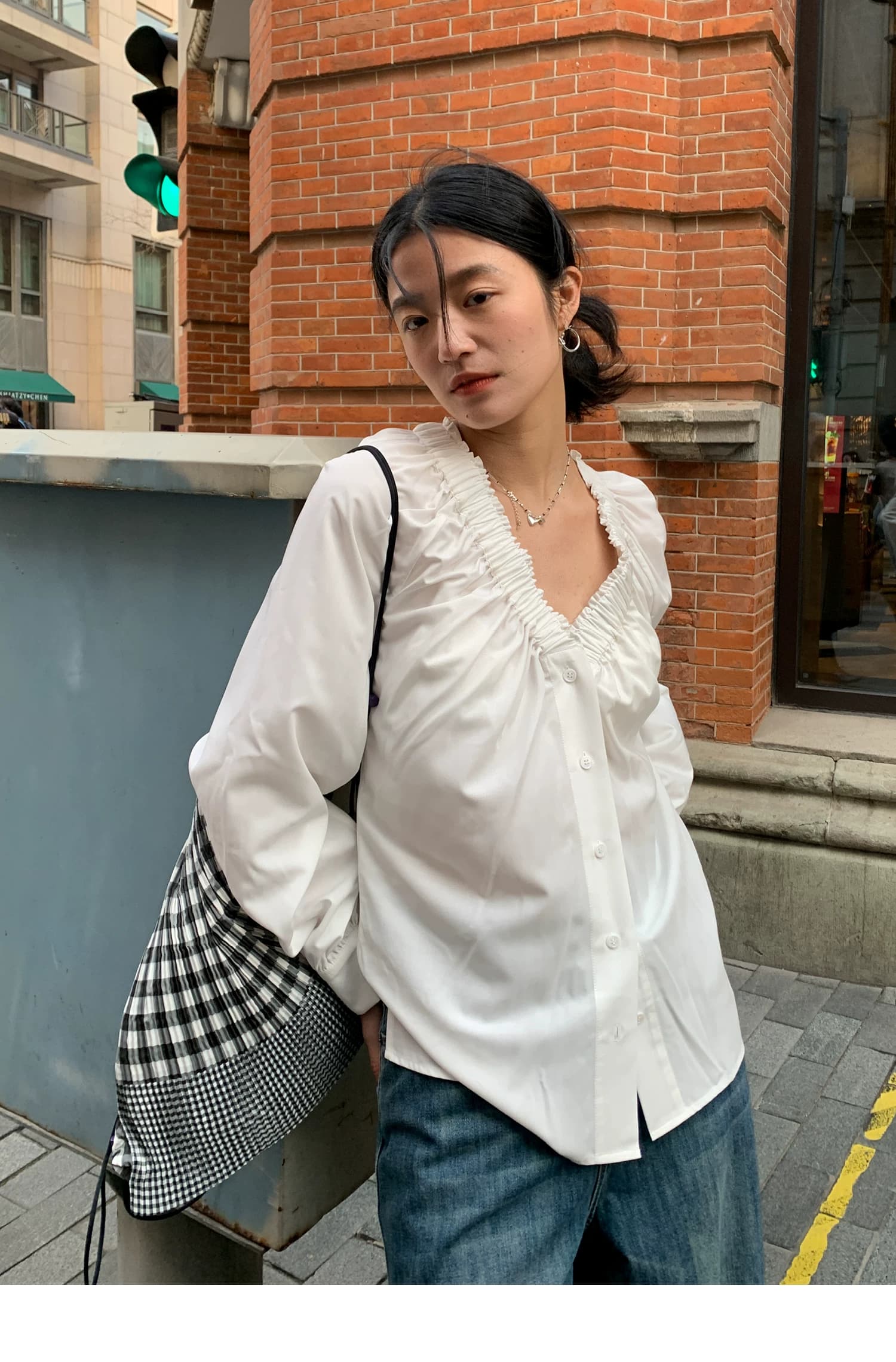 두꺼운 모래 워시 사선 무늬 원단 한 부서 분위기 센스 프릴 v 칼라 슬림해 보이는 거품 소매 싱글 줄 버튼 여성 셔츠 상세 이미지 7