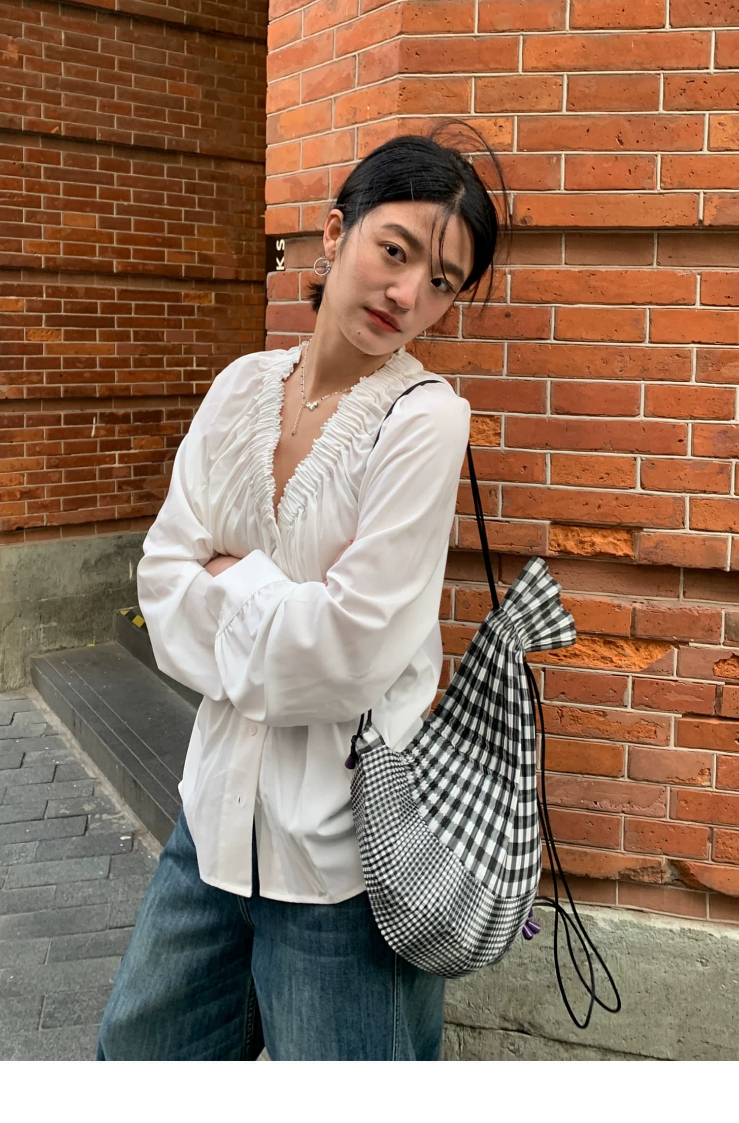 두꺼운 모래 워시 사선 무늬 원단 한 부서 분위기 센스 프릴 v 칼라 슬림해 보이는 거품 소매 싱글 줄 버튼 여성 셔츠 상세 이미지 8