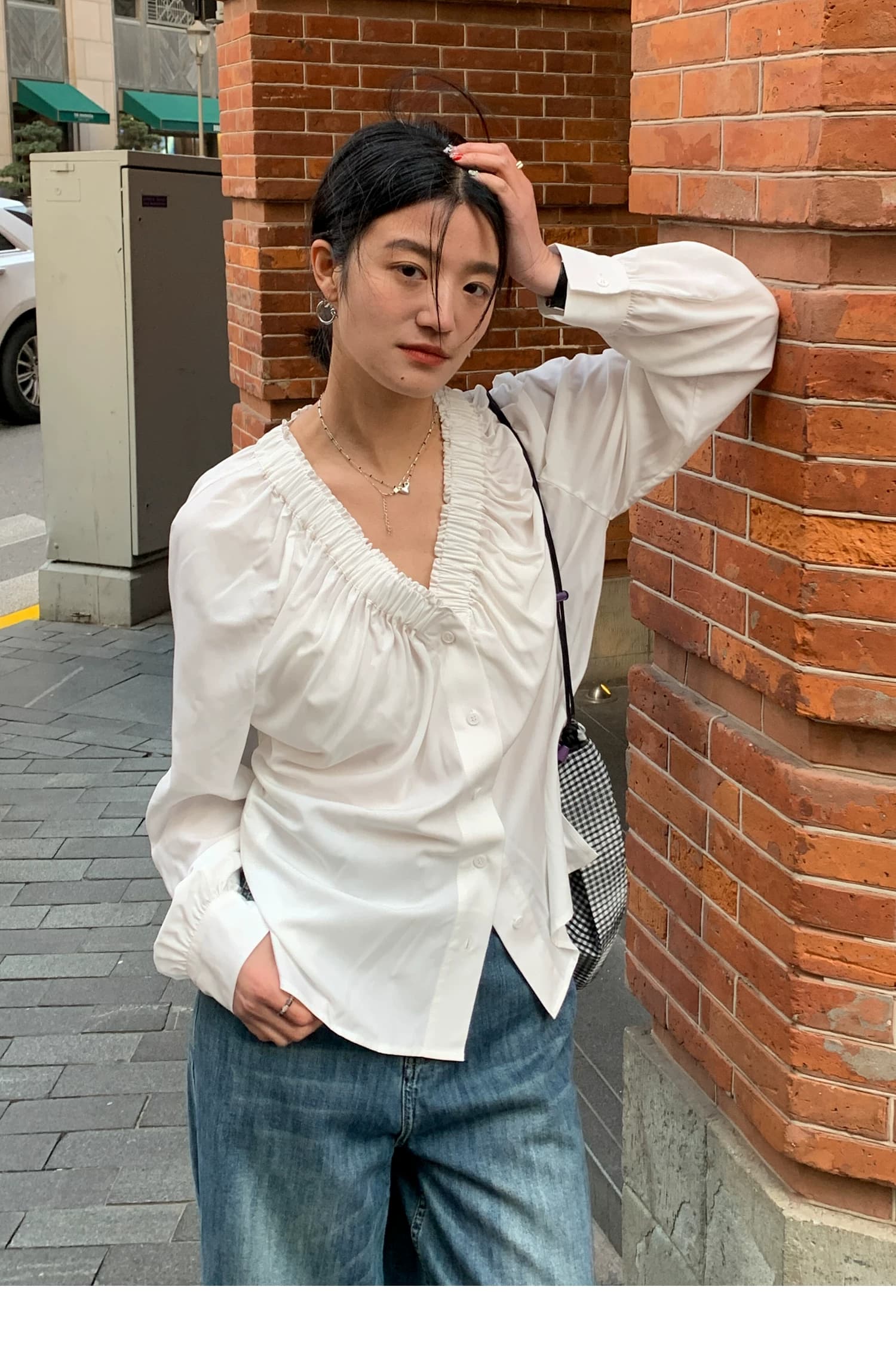 두꺼운 모래 워시 사선 무늬 원단 한 부서 분위기 센스 프릴 v 칼라 슬림해 보이는 거품 소매 싱글 줄 버튼 여성 셔츠 상세 이미지 12