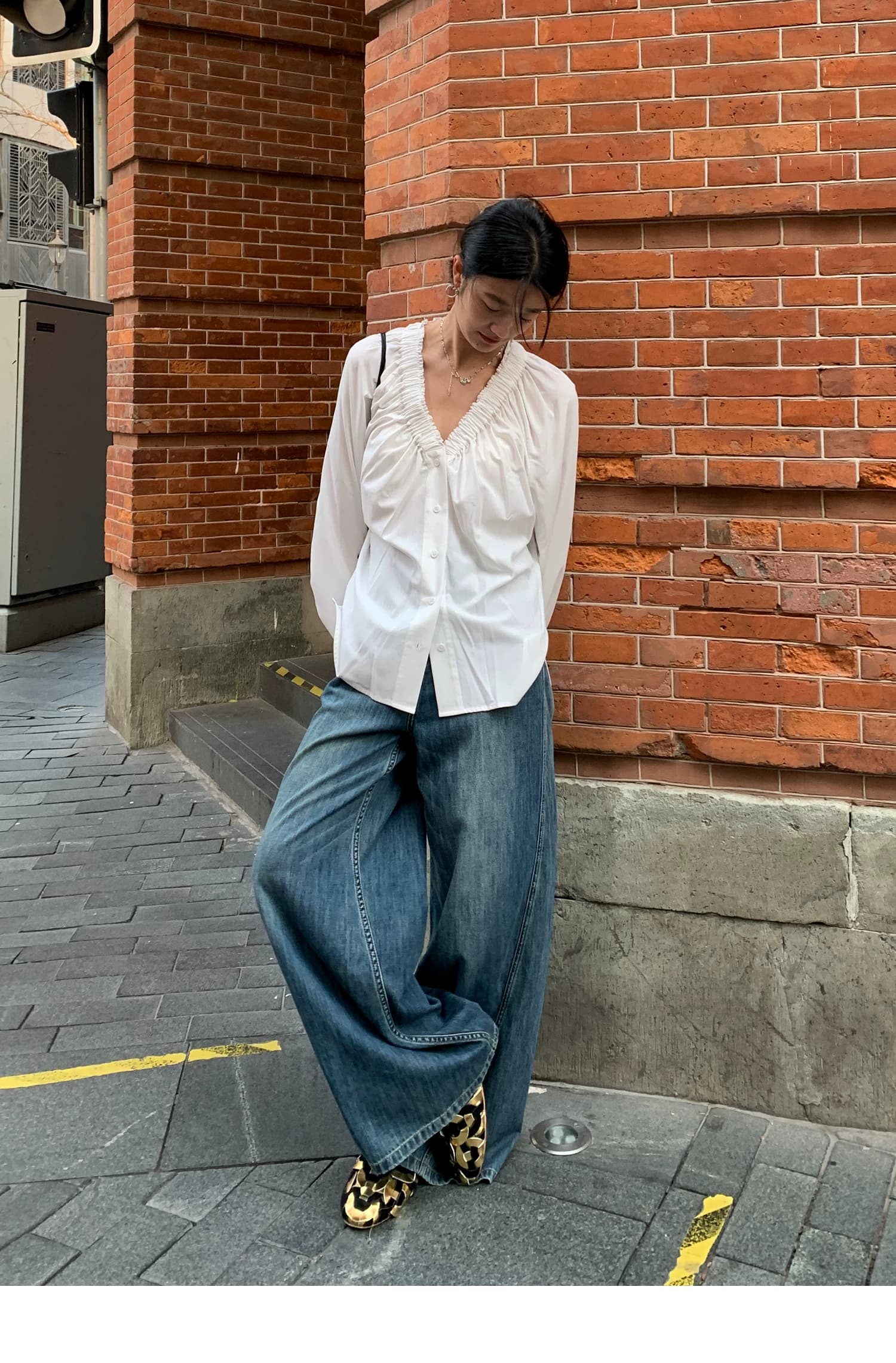 두꺼운 모래 워시 사선 무늬 원단 한 부서 분위기 센스 프릴 v 칼라 슬림해 보이는 거품 소매 싱글 줄 버튼 여성 셔츠 상세 이미지 13