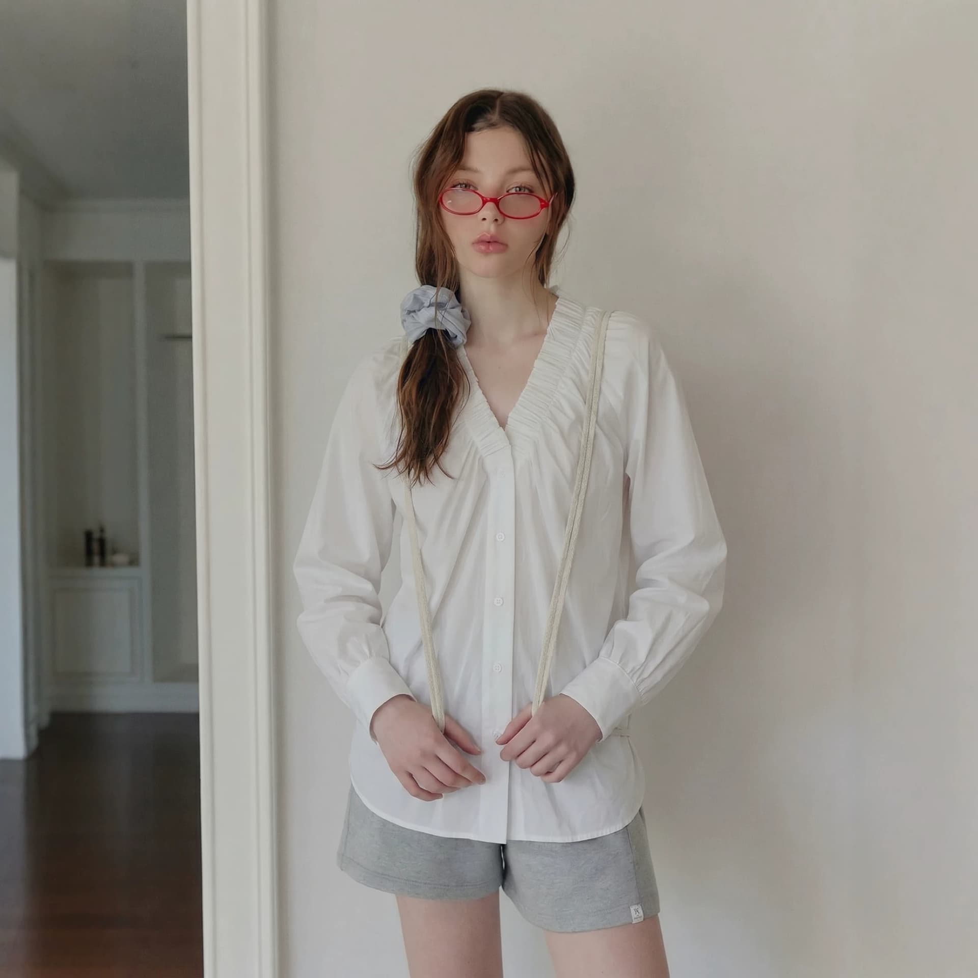 두꺼운 모래 워시 사선 무늬 원단 느슨함 센스 주름 v 칼라 프릴 거품 소매 품격 출퇴근 여성 셔츠 이미지 3