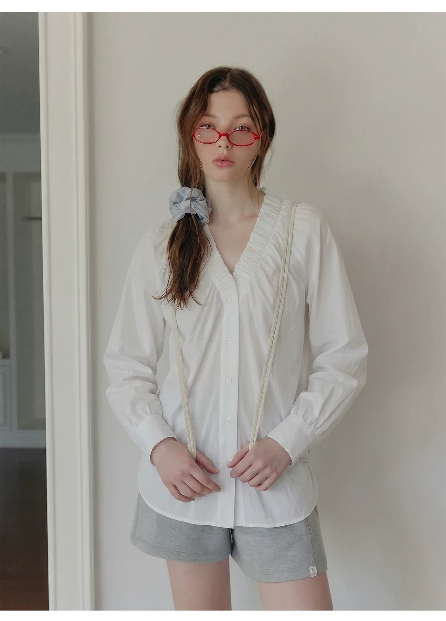 두꺼운 모래 워시 사선 무늬 원단 느슨함 센스 주름 v 칼라 프릴 거품 소매 품격 출퇴근 여성 셔츠 상세 이미지 6