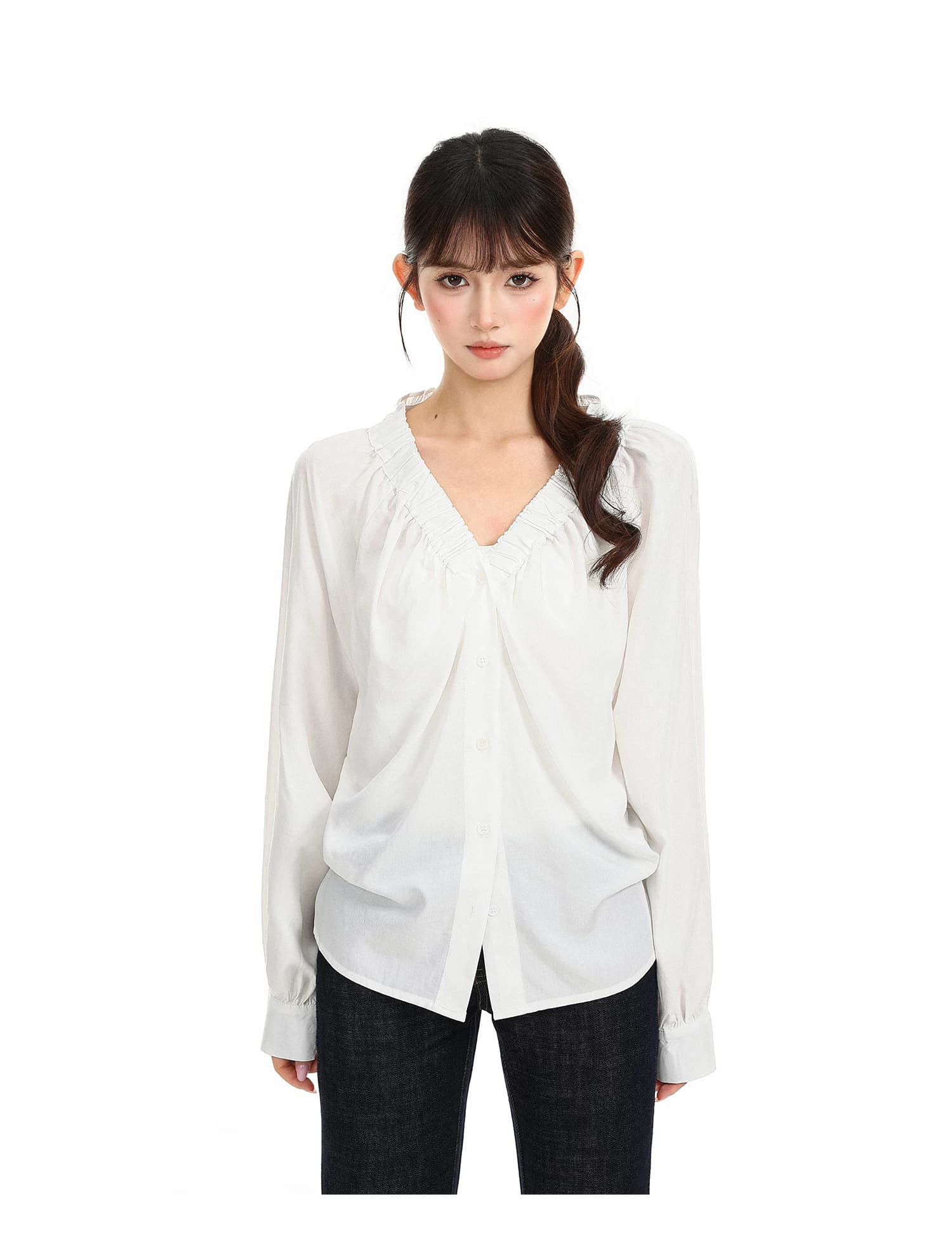 두꺼운 모래 워시 사선 무늬 원단 절묘한 프릴 v 리더쉽 단추 거품 소매 슬림해 보이는 화이트 맨위 여성 상세 이미지 3