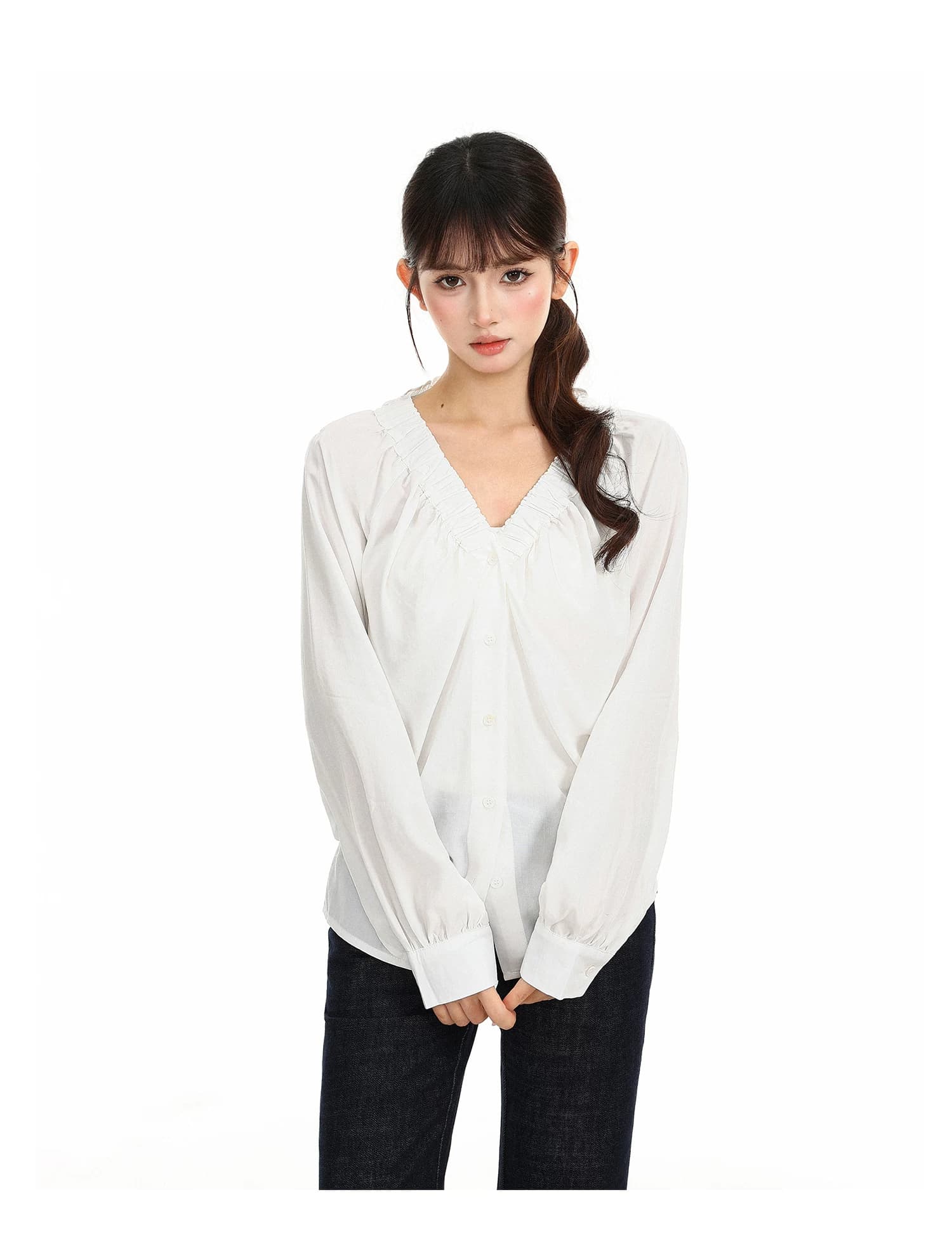 두꺼운 모래 워시 사선 무늬 원단 절묘한 프릴 v 리더쉽 단추 거품 소매 슬림해 보이는 화이트 맨위 여성 상세 이미지 9