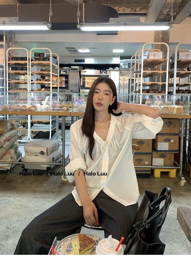 두꺼운 모래 워시 사선 무늬 원단 빛 요리 한 바람 주름 v 칼라 프릴 거품 소매 다용도 여성 흰 셔츠 상세 이미지 12