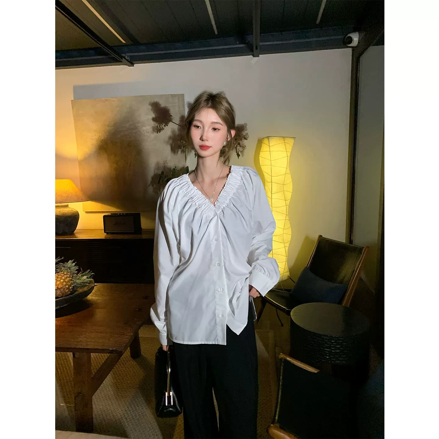 두꺼운 모래 워시 사선 무늬 원단 부드러운 품격 프릴 v 칼라 거품 소매 단색 싱글 줄 버튼 여성 셔츠 이미지 2