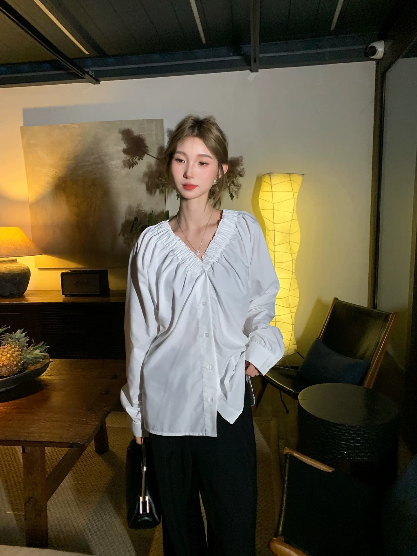 두꺼운 모래 워시 사선 무늬 원단 부드러운 품격 프릴 v 칼라 거품 소매 단색 싱글 줄 버튼 여성 셔츠 상세 이미지 3