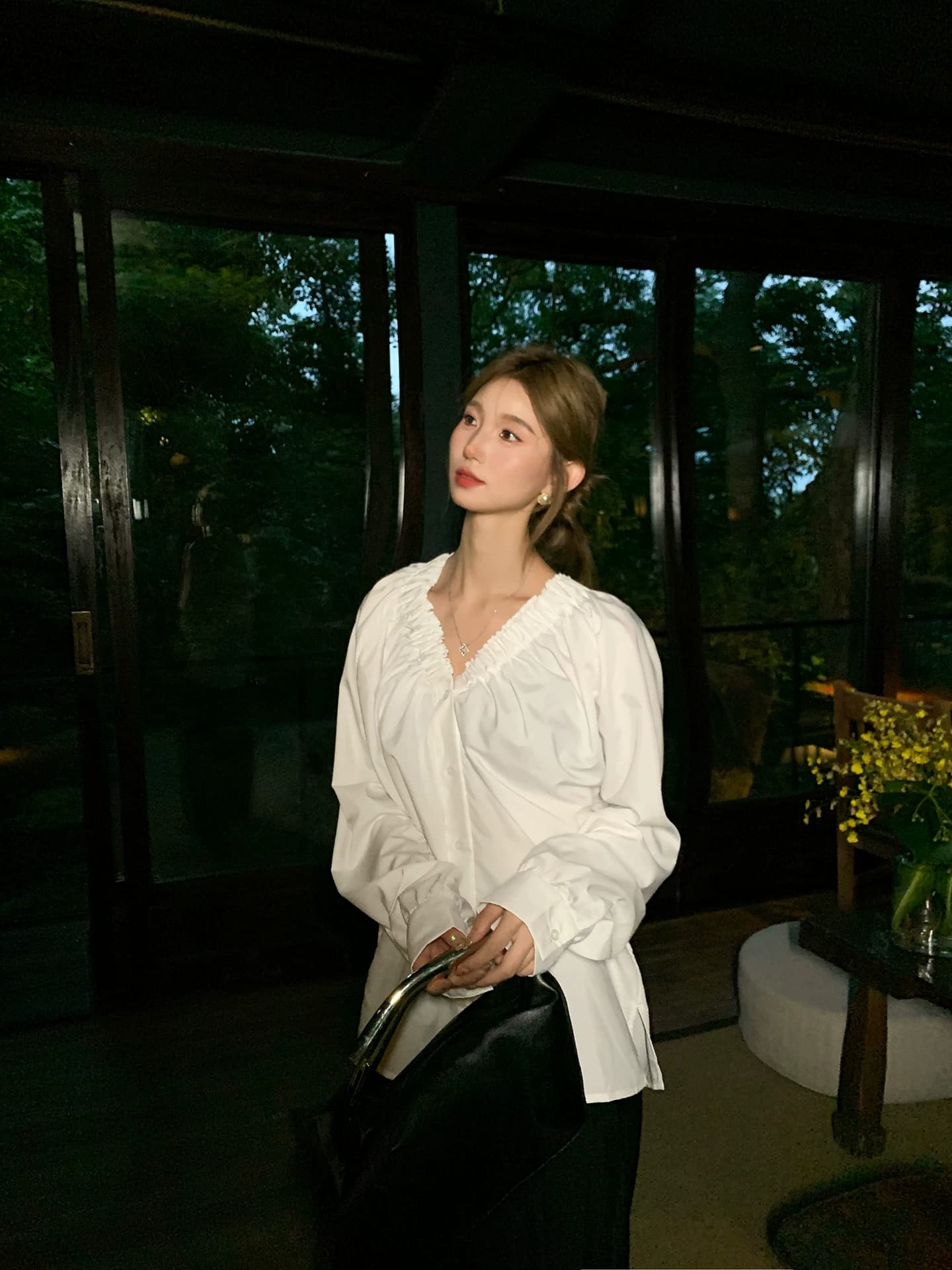 두꺼운 모래 워시 사선 무늬 원단 부드러운 품격 프릴 v 칼라 거품 소매 단색 싱글 줄 버튼 여성 셔츠 상세 이미지 6