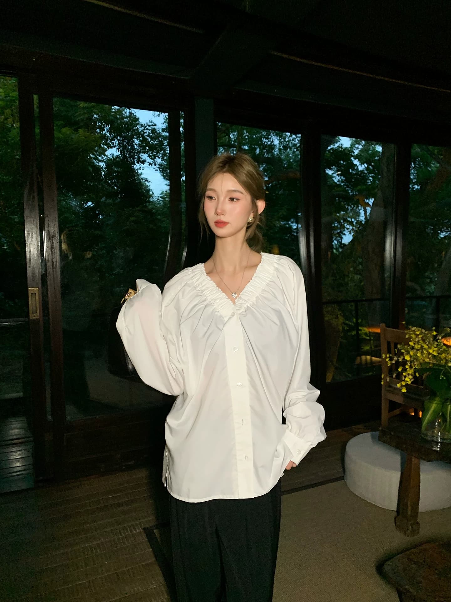 두꺼운 모래 워시 사선 무늬 원단 부드러운 품격 프릴 v 칼라 거품 소매 단색 싱글 줄 버튼 여성 셔츠 상세 이미지 8