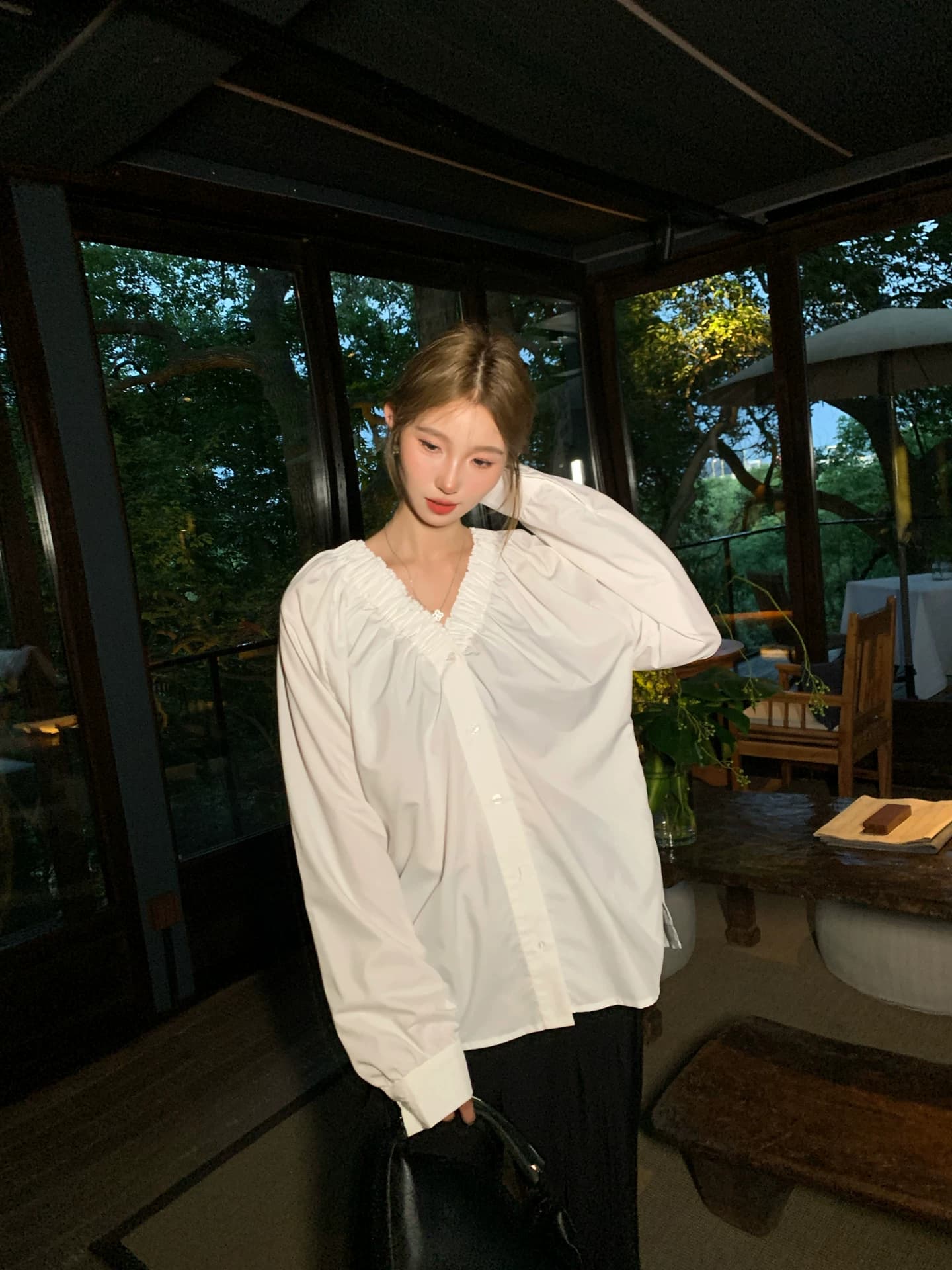 두꺼운 모래 워시 사선 무늬 원단 부드러운 품격 프릴 v 칼라 거품 소매 단색 싱글 줄 버튼 여성 셔츠 상세 이미지 9