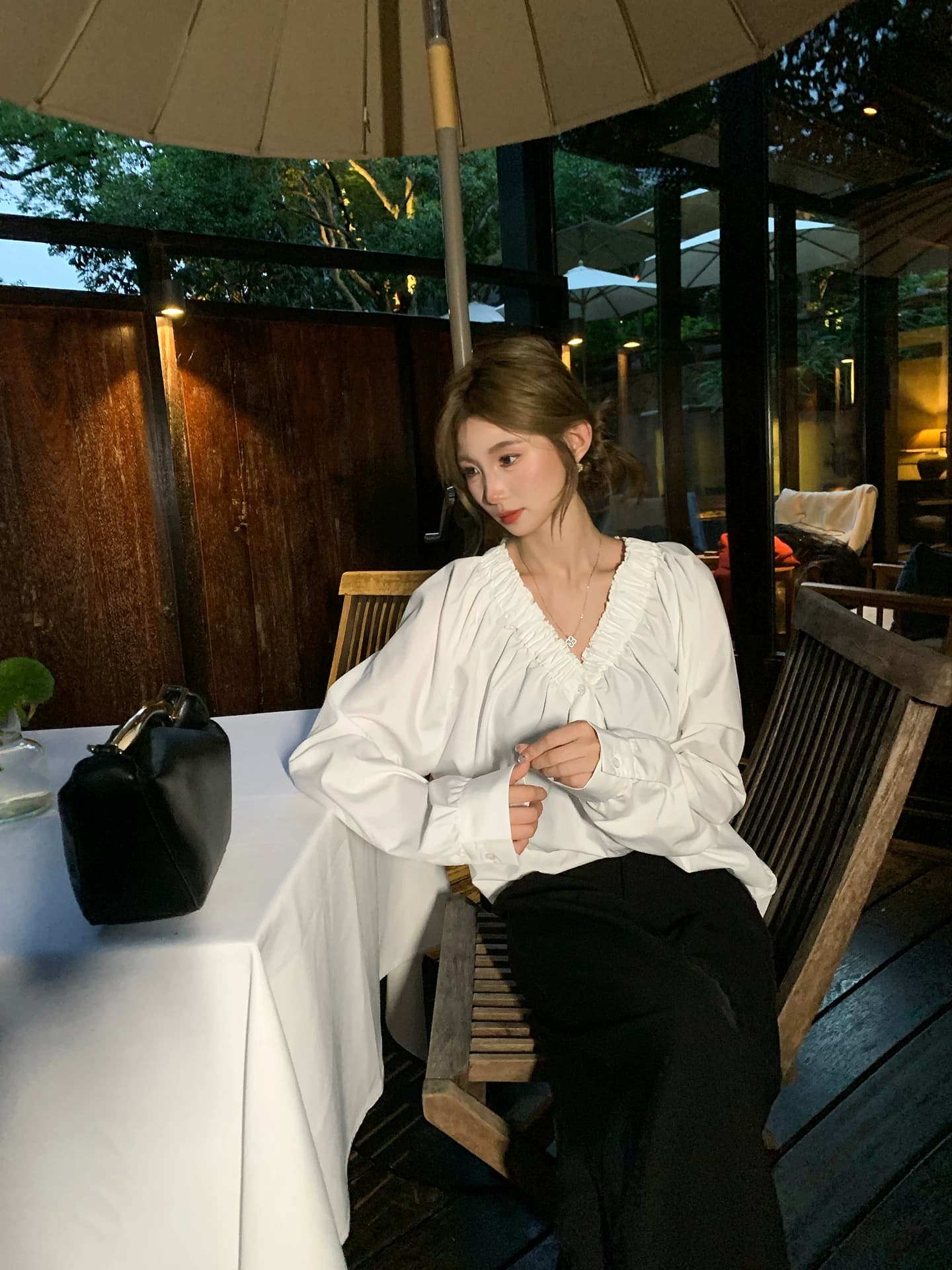 두꺼운 모래 워시 사선 무늬 원단 부드러운 품격 프릴 v 칼라 거품 소매 단색 싱글 줄 버튼 여성 셔츠 상세 이미지 10