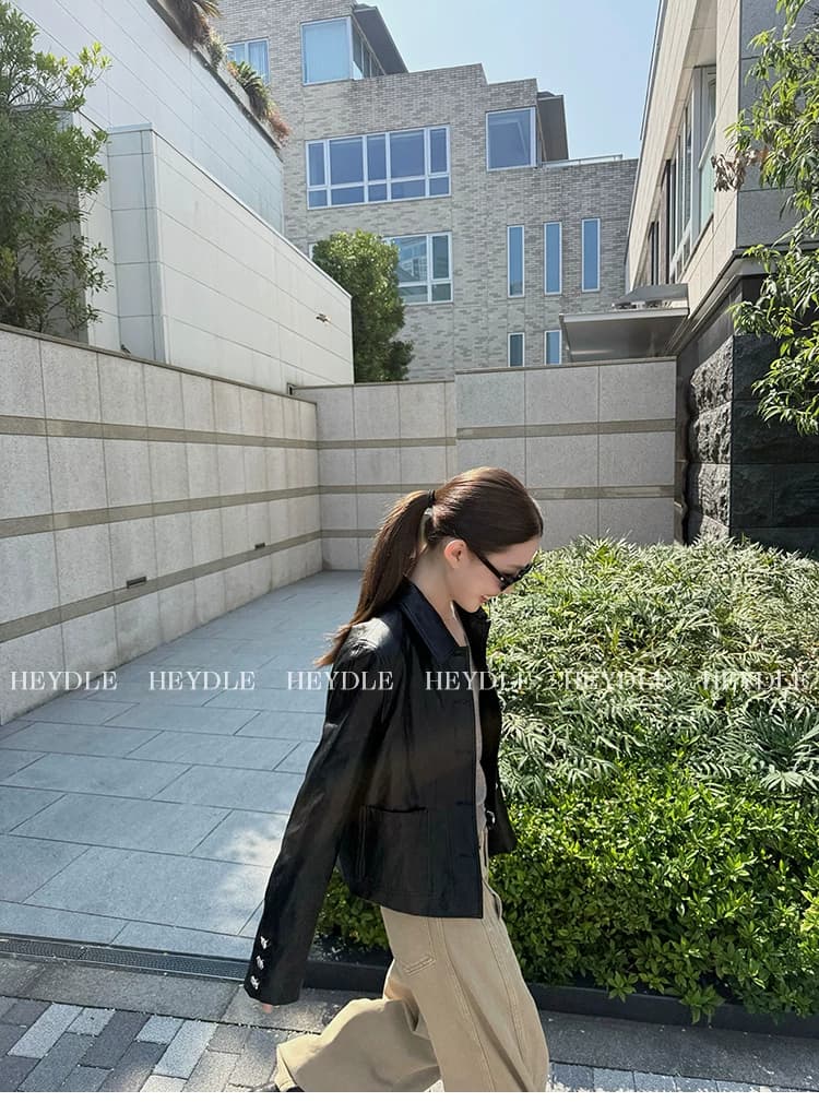 바보 빛 PU 가죽 원단 네리 차가운 센스 품격 폴로 칼라 스와로브스키 단추 쇼트 스타일 검정색 가죽 재킷 여성 재킷 상세 이미지 14