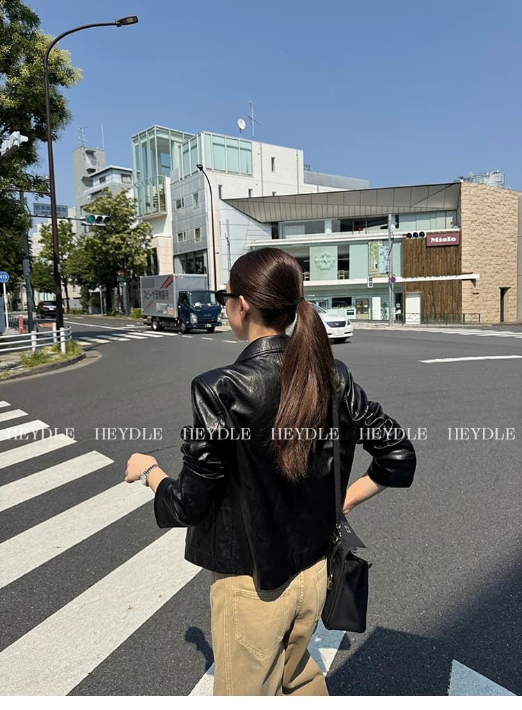 바보 빛 PU 가죽 원단 네리 차가운 센스 품격 폴로 칼라 스와로브스키 단추 쇼트 스타일 검정색 가죽 재킷 여성 재킷 상세 이미지 28