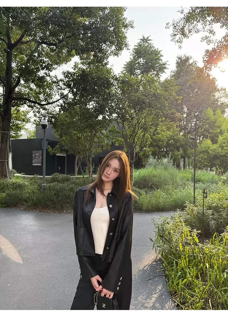 바보 빛 PU 가죽 원단 네리 작은 대중 빛 럭셔리 폴로 칼라 꽃 훈련 버클 쇼트 스타일 검정색 가죽 재킷 맨위 여성 가을 상세 이미지 20