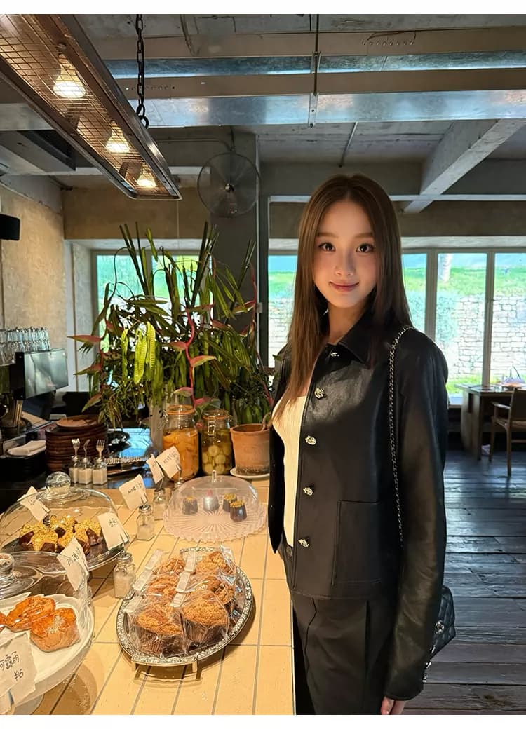 바보 빛 PU 가죽 원단 네리 작은 대중 빛 럭셔리 폴로 칼라 꽃 훈련 버클 쇼트 스타일 검정색 가죽 재킷 맨위 여성 가을 상세 이미지 24