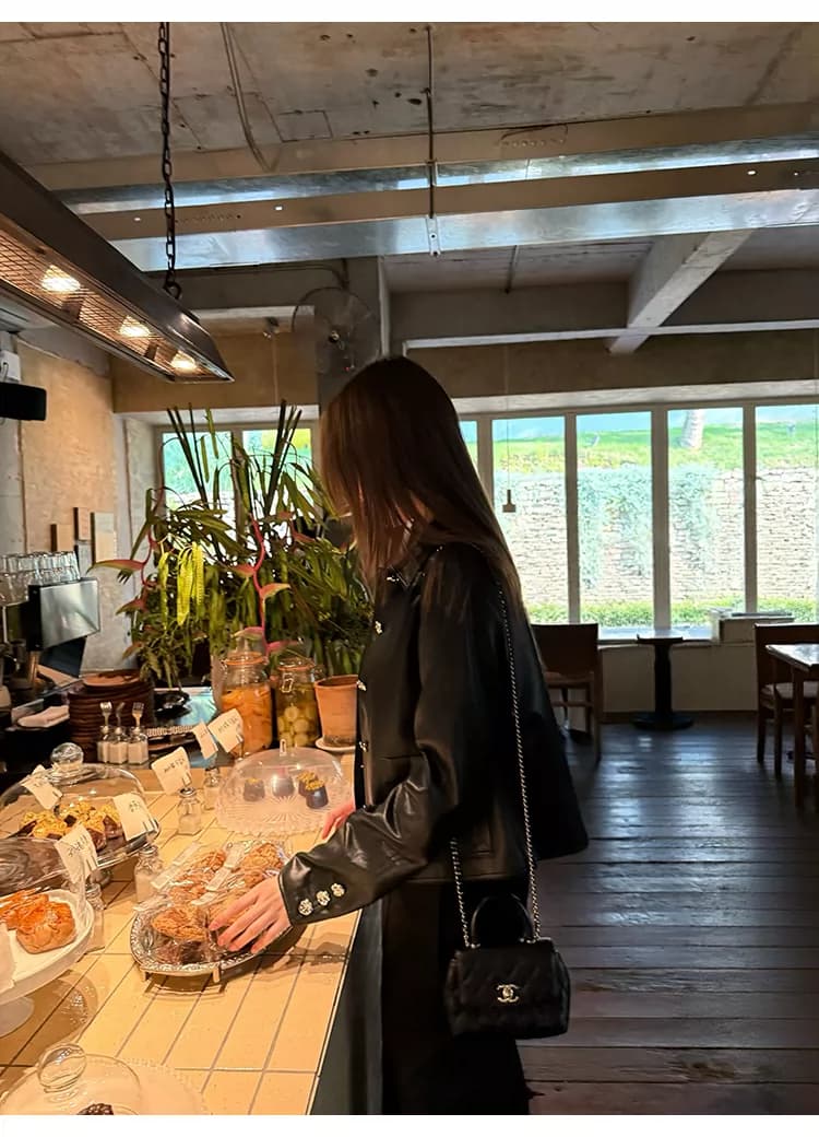 바보 빛 PU 가죽 원단 네리 작은 대중 빛 럭셔리 폴로 칼라 꽃 훈련 버클 쇼트 스타일 검정색 가죽 재킷 맨위 여성 가을 상세 이미지 25