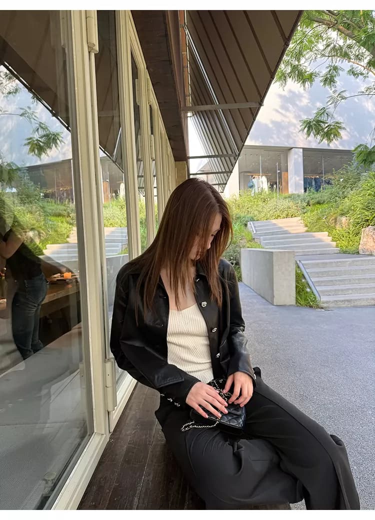 바보 빛 PU 가죽 원단 네리 작은 대중 빛 럭셔리 폴로 칼라 꽃 훈련 버클 쇼트 스타일 검정색 가죽 재킷 맨위 여성 가을 상세 이미지 32