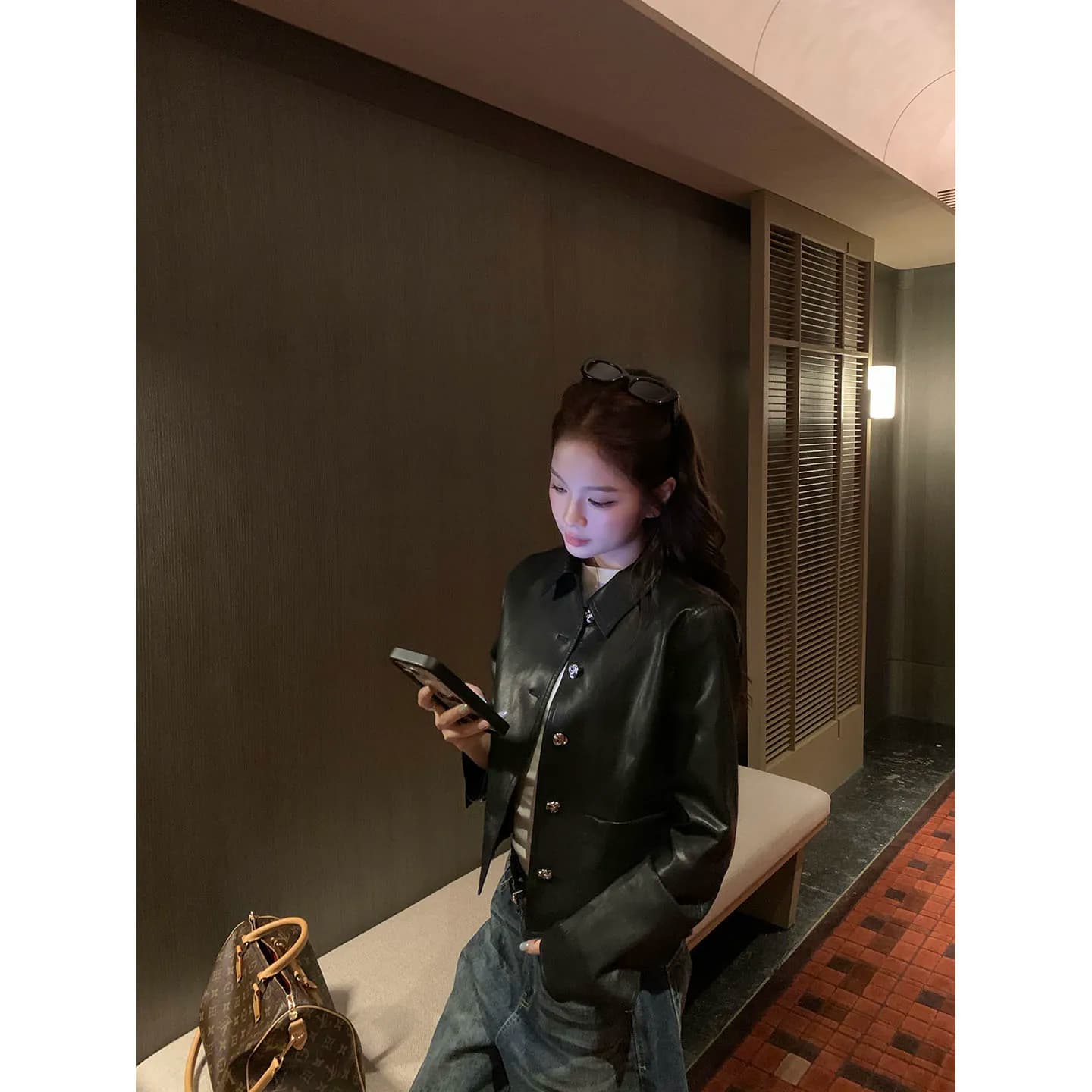 바보 빛 PU 가죽 원단 네리 세련된 외국 가스 꽃 훈련 버클 폴로 칼라 검정색 쇼트 스타일 가죽 재킷 여성 재킷 가을