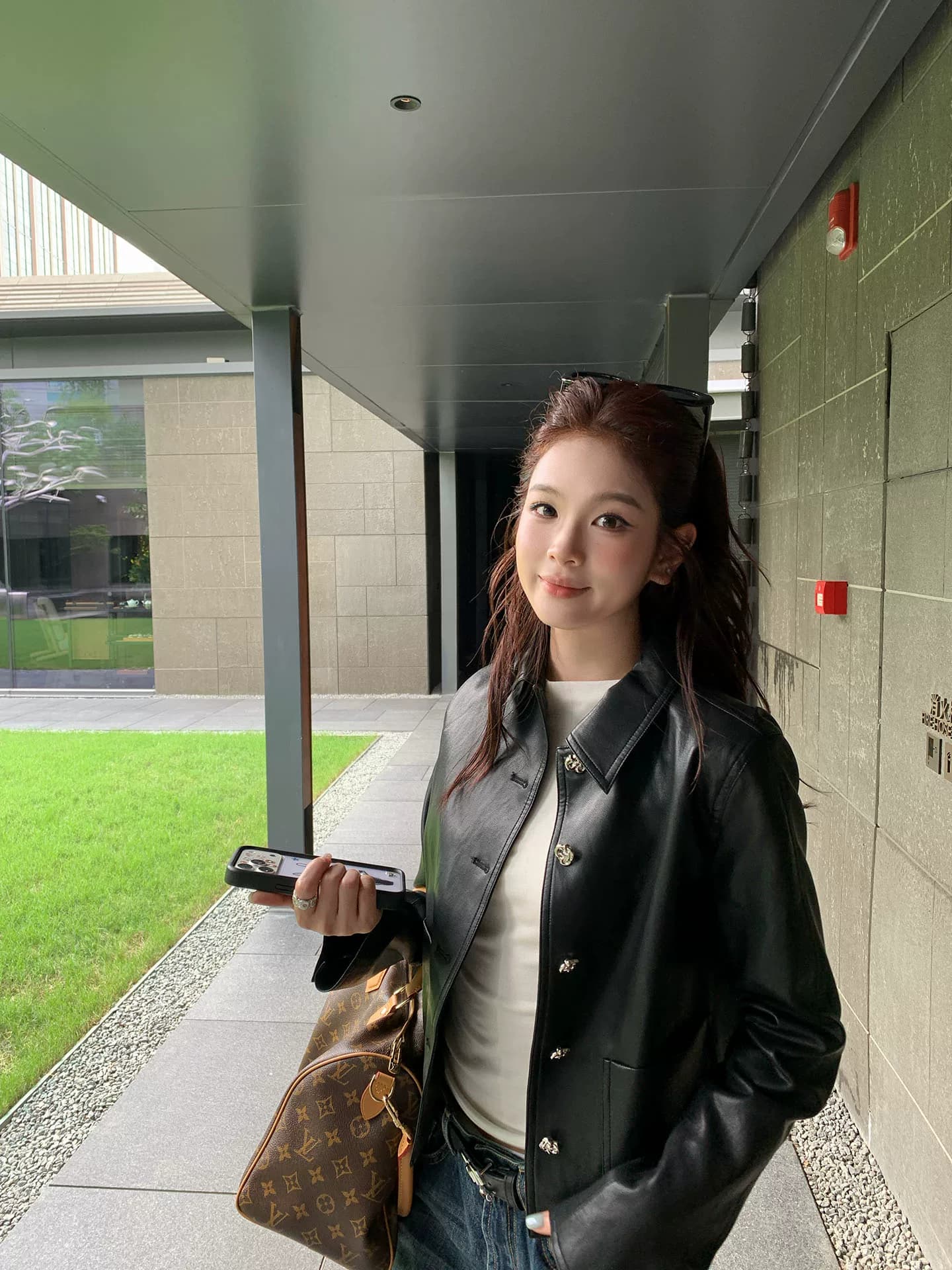바보 빛 PU 가죽 원단 네리 세련된 외국 가스 꽃 훈련 버클 폴로 칼라 검정색 쇼트 스타일 가죽 재킷 여성 재킷 가을 상세 이미지 2