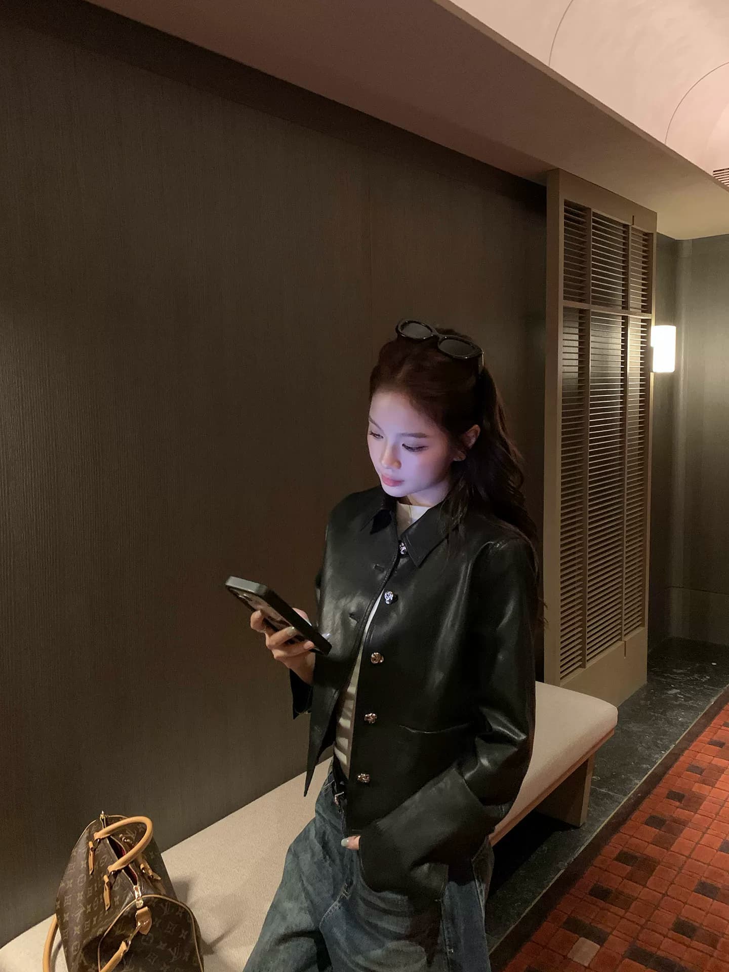 바보 빛 PU 가죽 원단 네리 세련된 외국 가스 꽃 훈련 버클 폴로 칼라 검정색 쇼트 스타일 가죽 재킷 여성 재킷 가을 상세 이미지 11