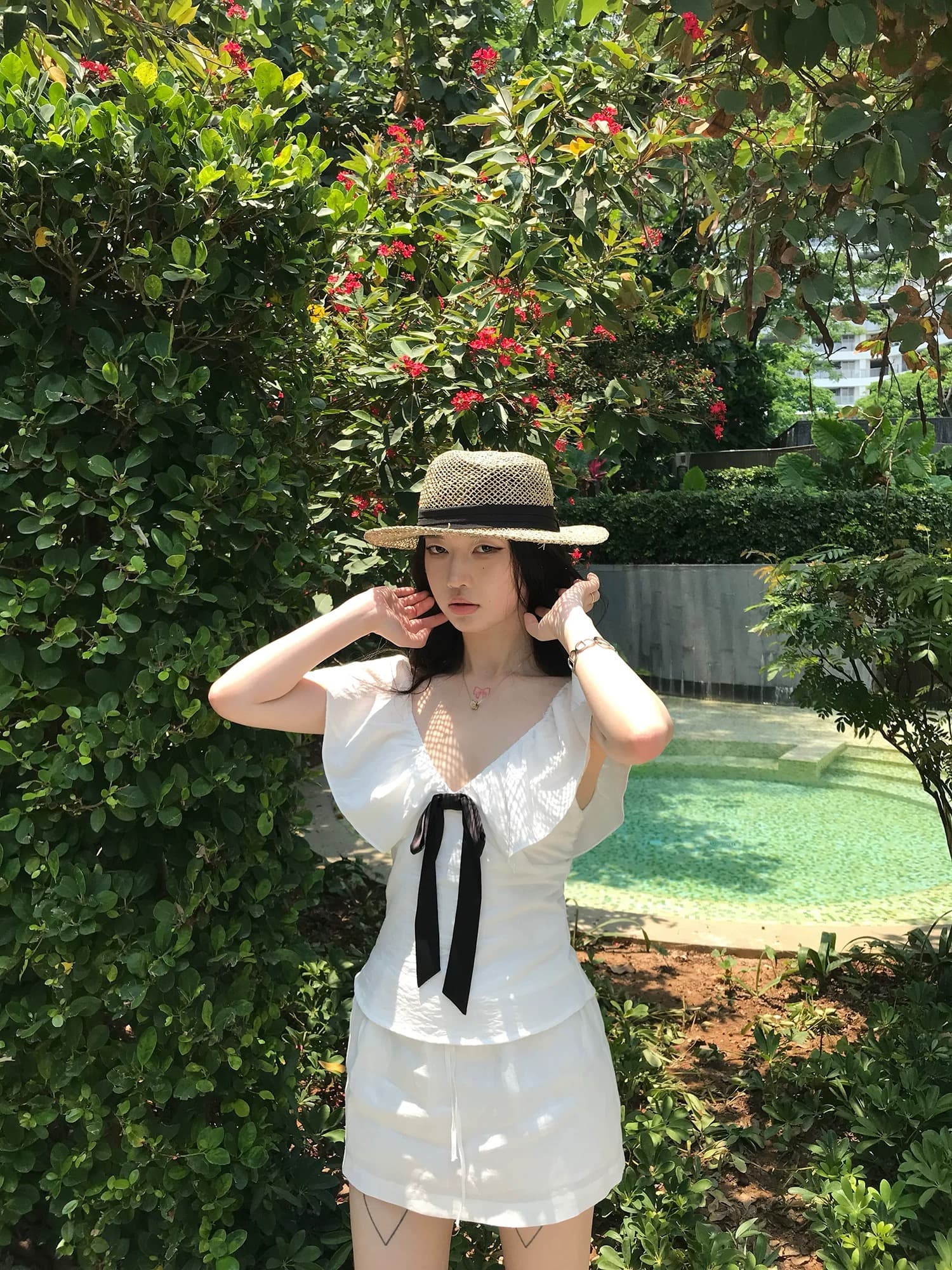 sheepland 정원 영 접시 V넥 레이스업 나비 매듭 프릴 반팔 티셔츠 여성 여름 허리 수축 슬림해 보이는 맨위 상세 이미지 3
