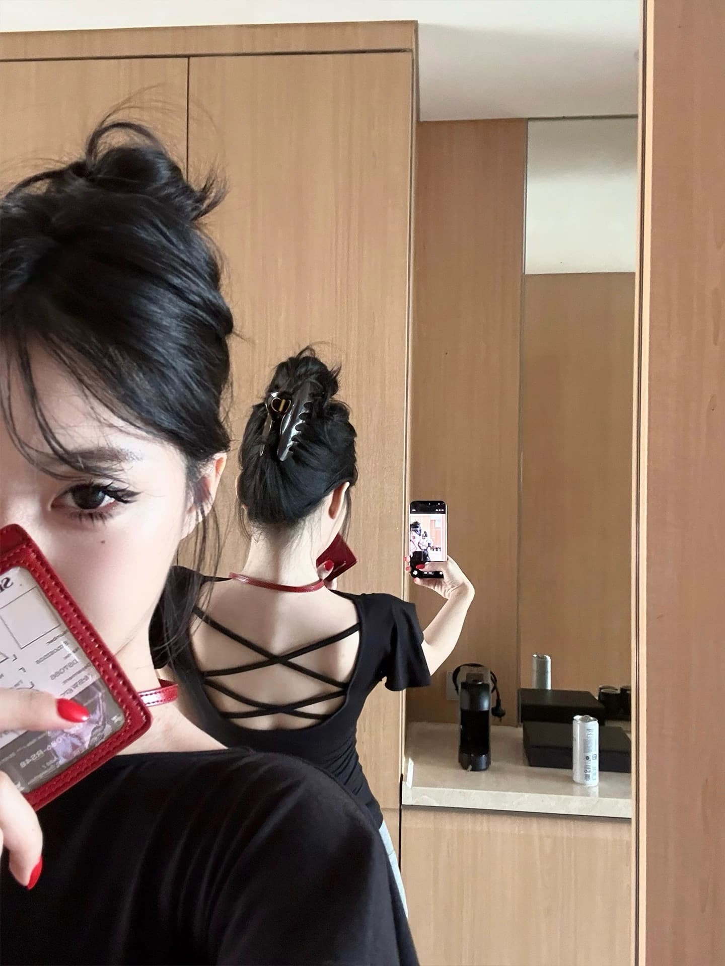 laareetoo 디자인 센스 연꽃 잎 소매 맨위 여성 여름 2026 새로운 백리스 스트랩 티셔츠 슬림해 보이는 다용도 상세 이미지 1