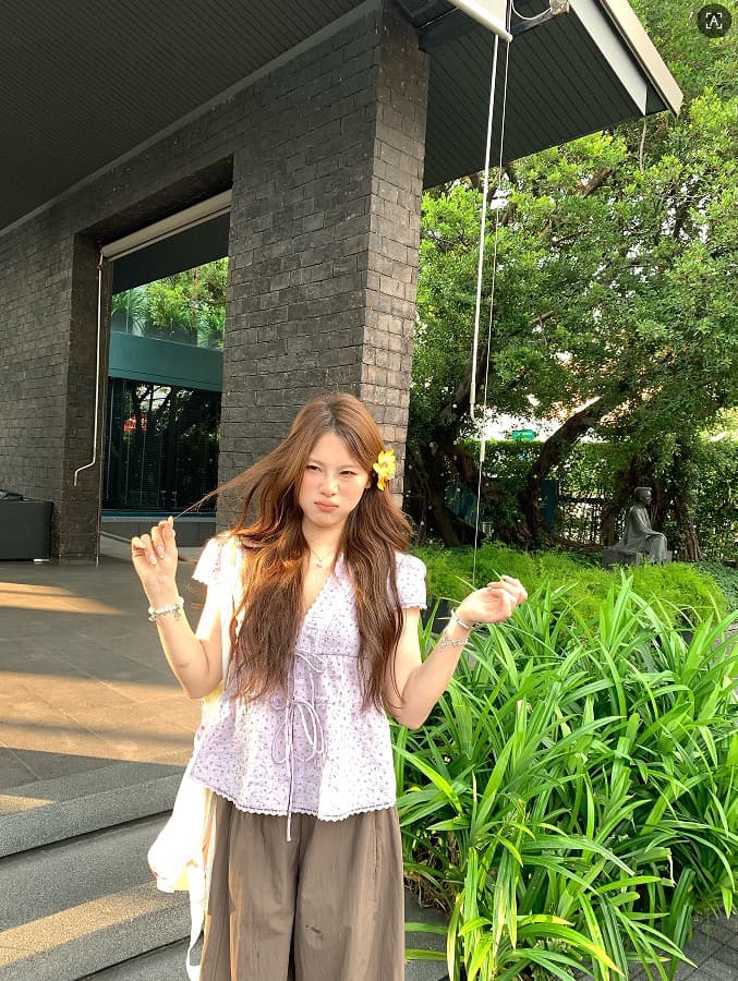 한 부서 꽃무늬 반팔 여성 셔츠 초기 여름 착용 가져 가라. 레이스업 V넥 셔츠 작은 셔츠 몸매 가꾸기 슬림해 보이는 보라색 맨위 상세 이미지 3