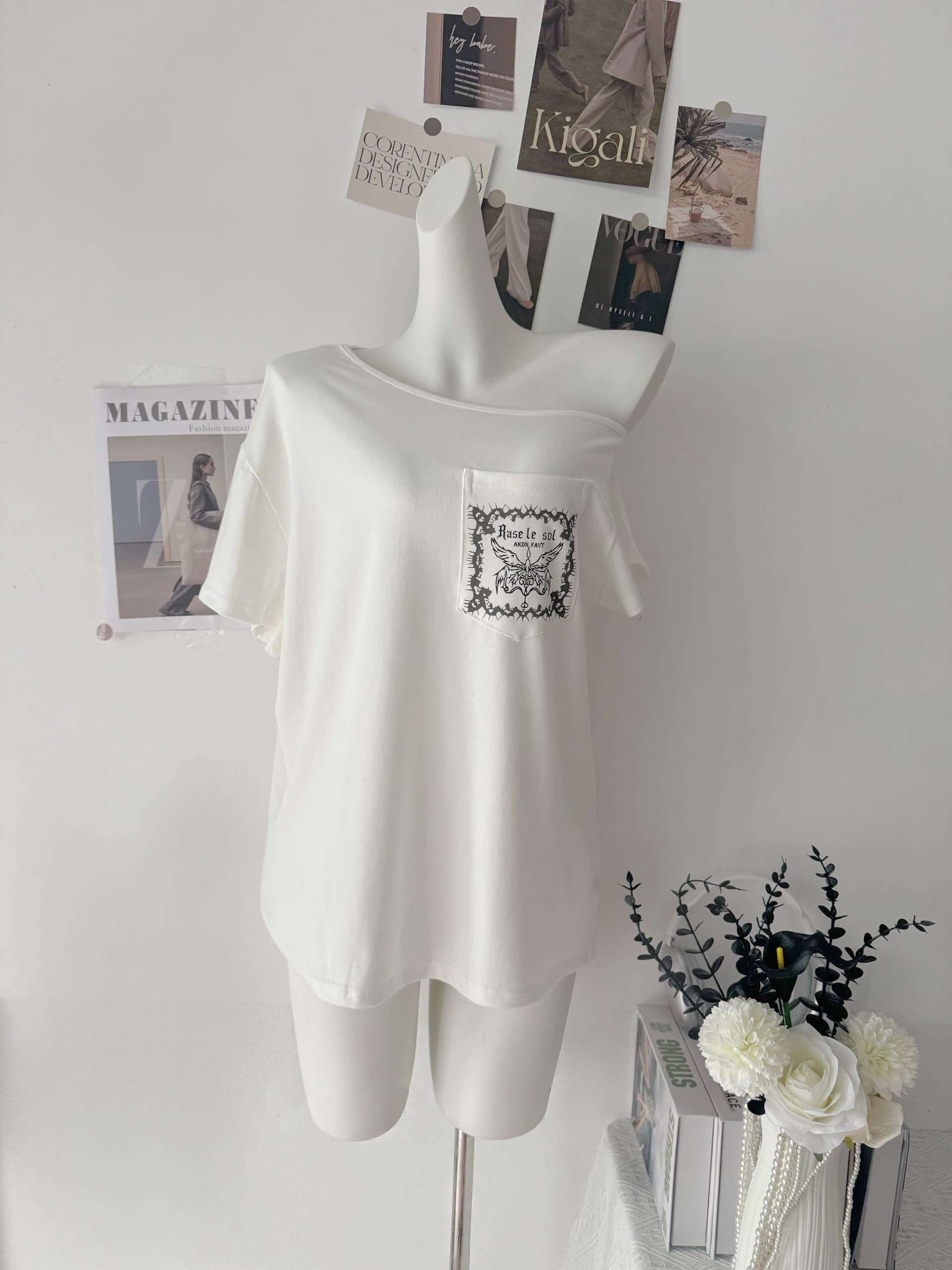 rase le sol butterfly letter 화이트 비스듬한 어깨 주머니 티셔츠 루즈핏 반팔 맨위