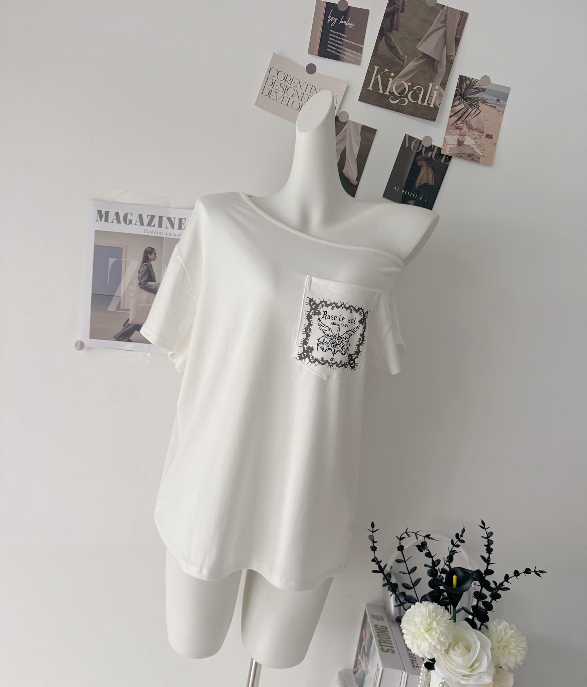 rase le sol butterfly letter 화이트 비스듬한 어깨 주머니 티셔츠 루즈핏 반팔 맨위 이미지 2