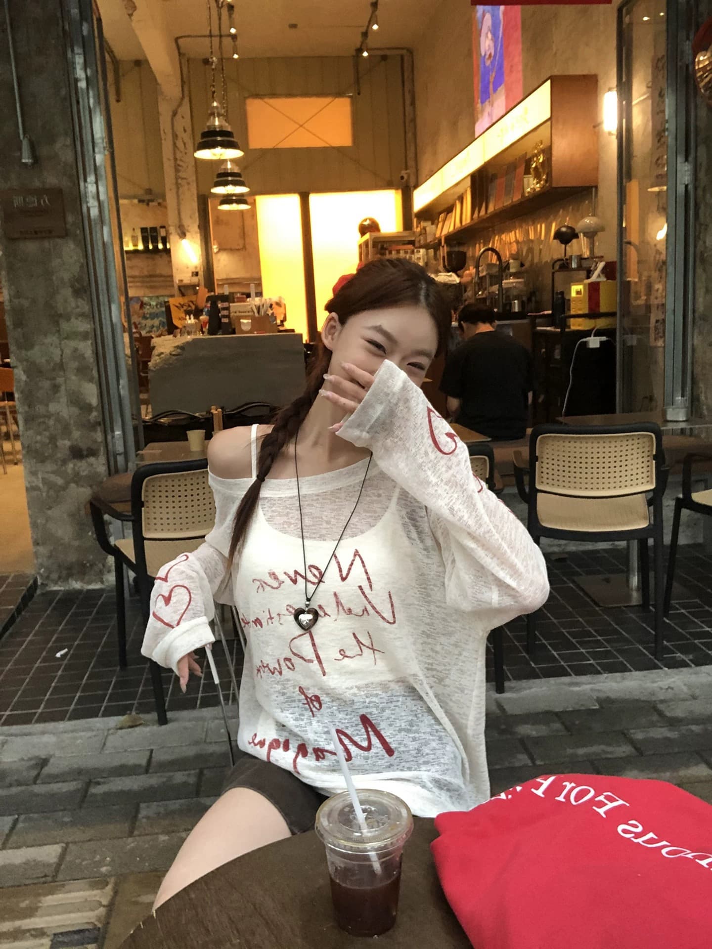 레드 맨 파빌리온 자외선 차단 블라우스 여성 2026 새로운 여름 긴팔 티셔츠 핫걸 루즈핏 고유 한 오프숄더 비스듬한 어깨 의류 상세 이미지 2