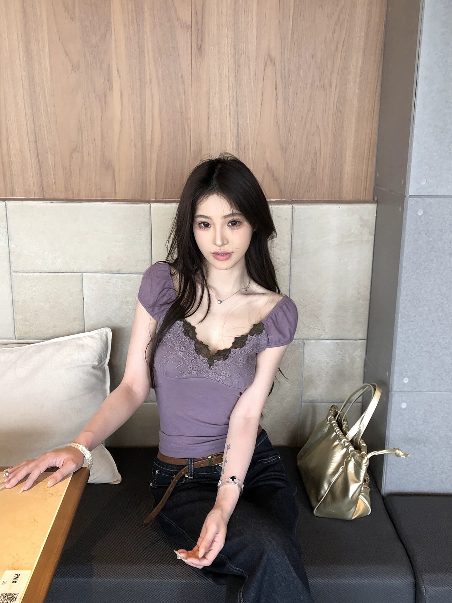 레드 맨 파빌리온 긍정적 인 어깨 반팔 티셔츠 여성 2026 새로운 여름 착용 가져 가라. V넥 보라색 쇼트 스타일 한 부서 디자인 센스 맨위 상세 이미지 1