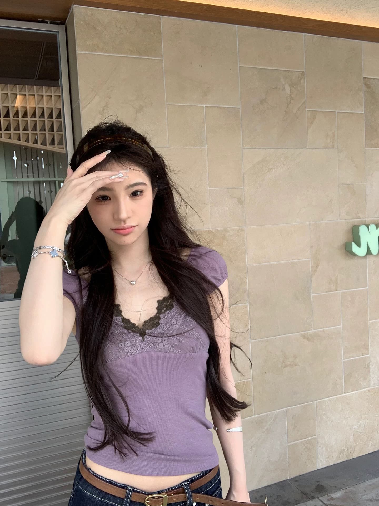 레드 맨 파빌리온 긍정적 인 어깨 반팔 티셔츠 여성 2026 새로운 여름 착용 가져 가라. V넥 보라색 쇼트 스타일 한 부서 디자인 센스 맨위 상세 이미지 3