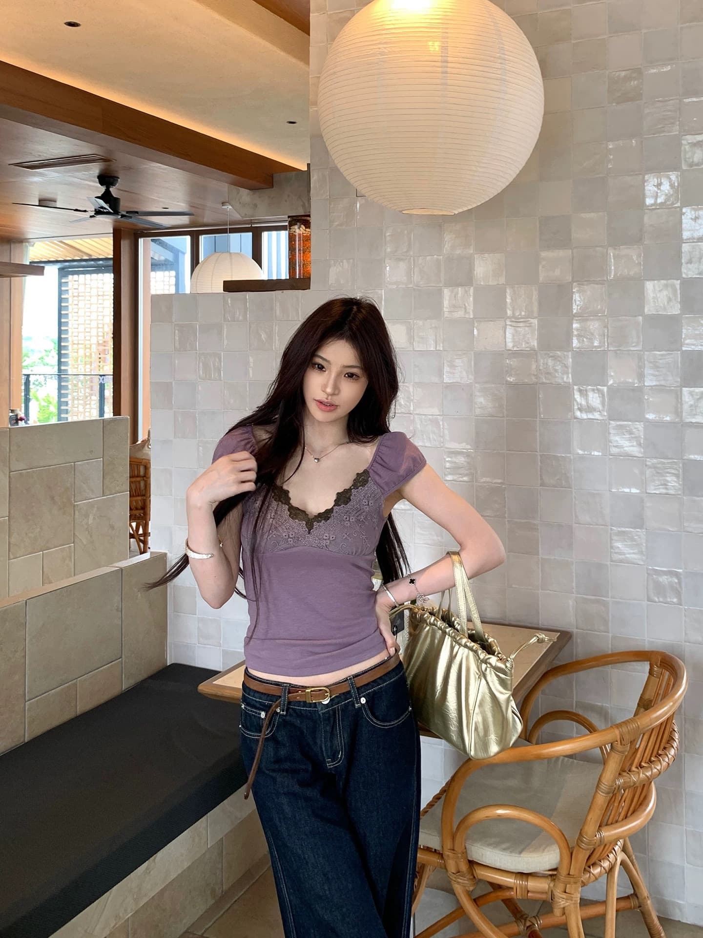 레드 맨 파빌리온 긍정적 인 어깨 반팔 티셔츠 여성 2026 새로운 여름 착용 가져 가라. V넥 보라색 쇼트 스타일 한 부서 디자인 센스 맨위 상세 이미지 4