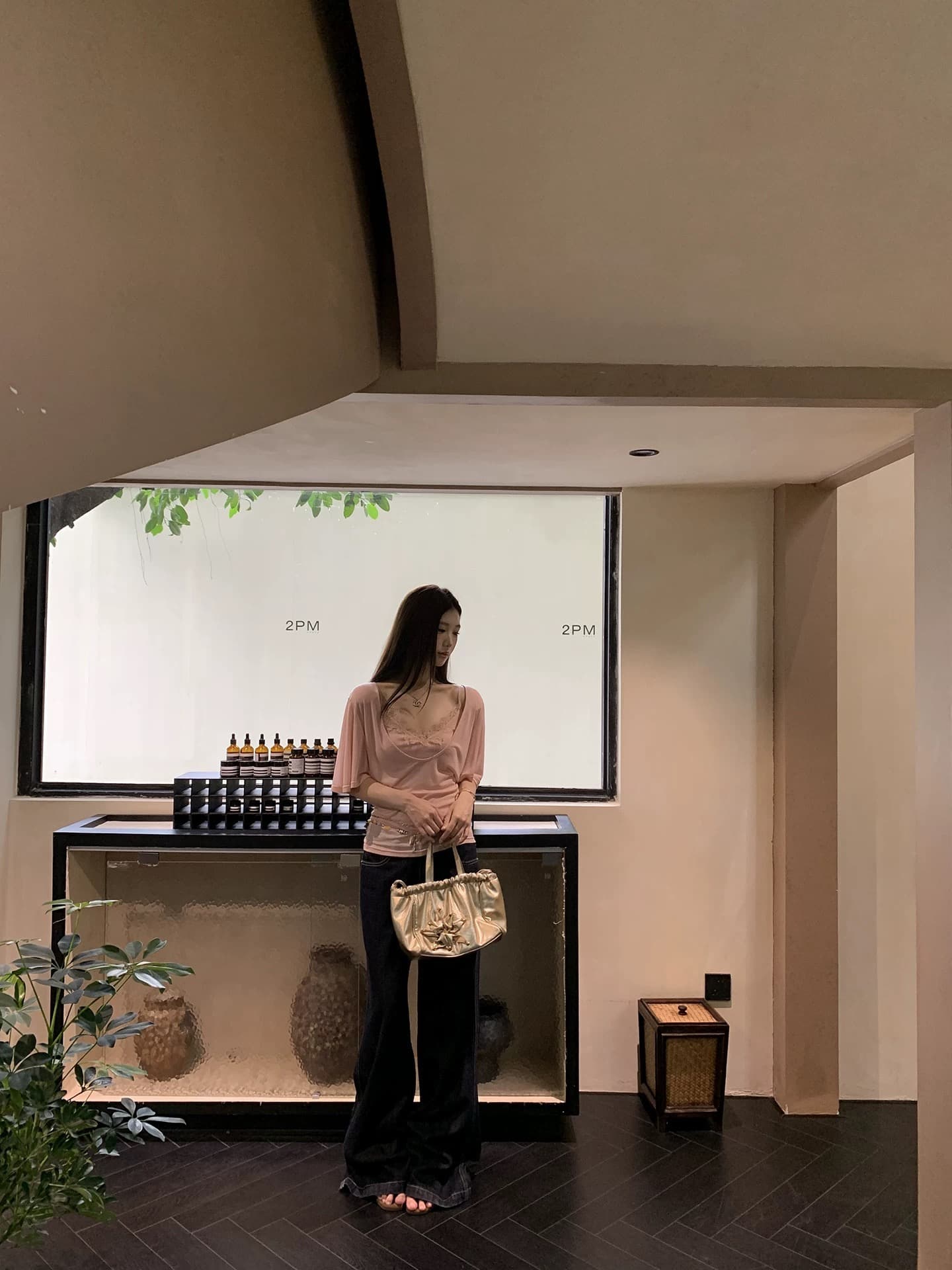레드 맨 파빌리온 반팔 티셔츠 여성 2026 새로운 여름 착용 가져 가라. 긍정적 인 어깨 핑크색 레이스 디자인 센스 맨위 투피스 세트 상세 이미지 3