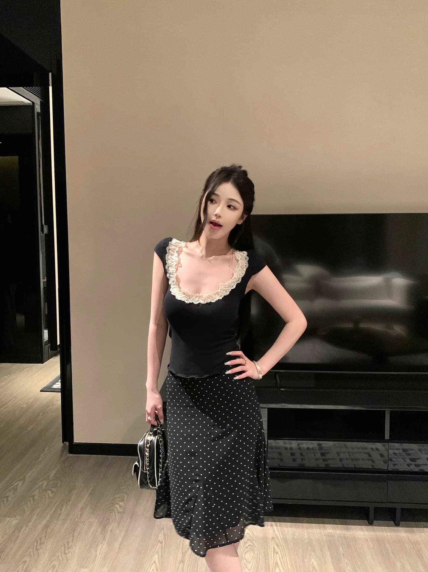 wuu2sweet 우 너무 달콤한 대 u 칼라 레이스 측면 반팔 티셔츠 여성 여름 몸매 가꾸기 슬림해 보이는 허리 수축 순수한 욕망 맨위 상세 이미지 4