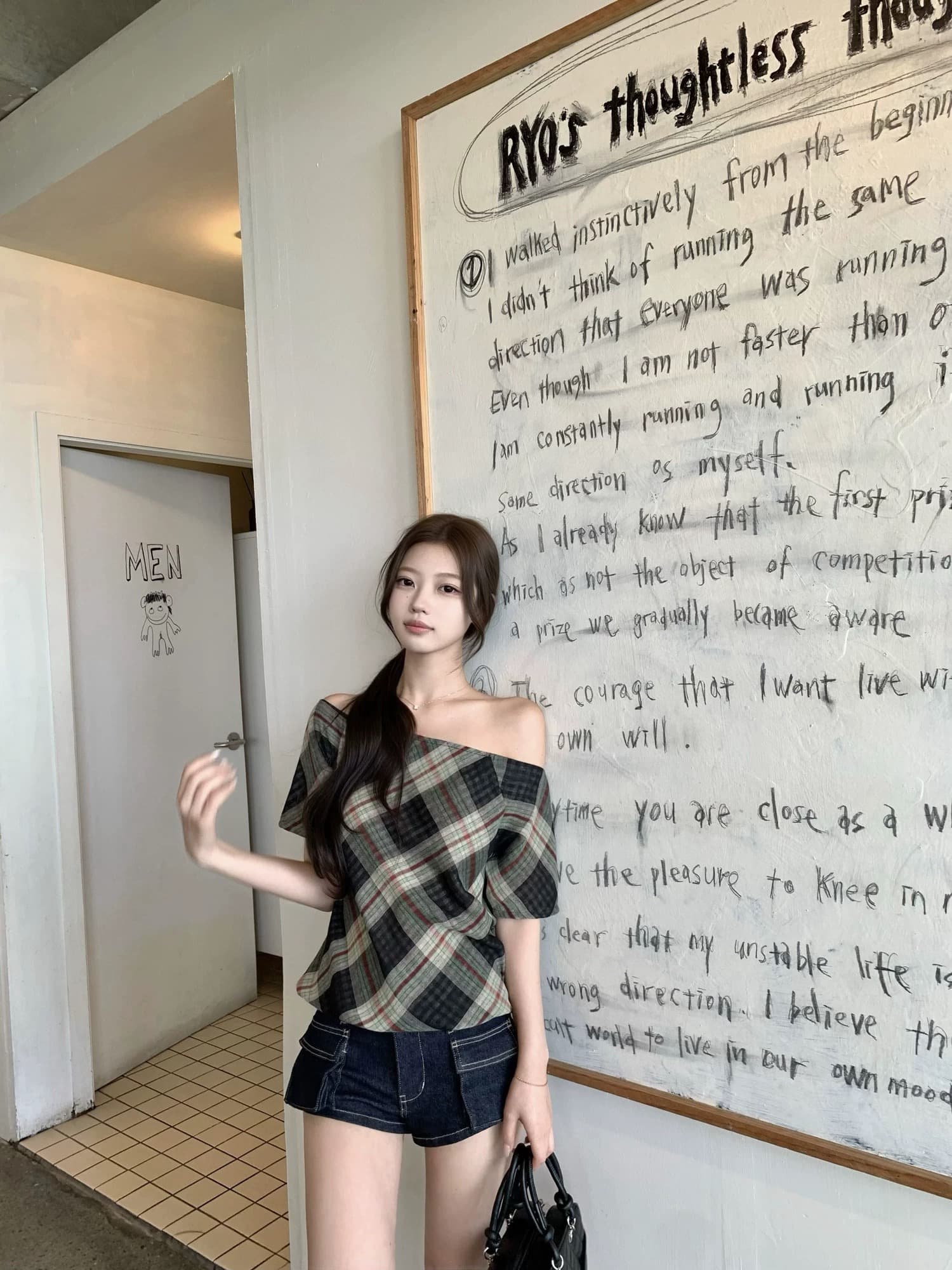 wuuus 녹색 작은 마을 황색 체크무늬 오프숄더 맨위 여성 여름 2026 새로운 비스듬한 어깨 반팔 티셔츠 이미지 2