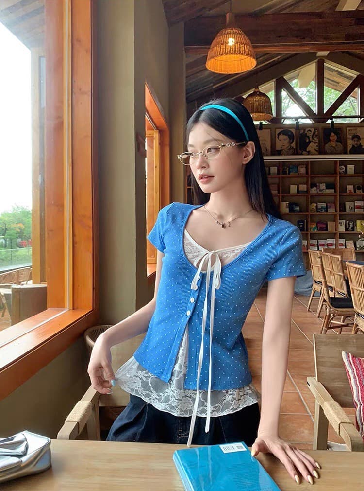 송 긍정적 인 En 파란색 도트 무늬 페이크 레이어드 긍정적 인 어깨 반팔 여성 티셔츠 여름 새로운 디자인 센스 순수한 욕망 레이스 맨위
