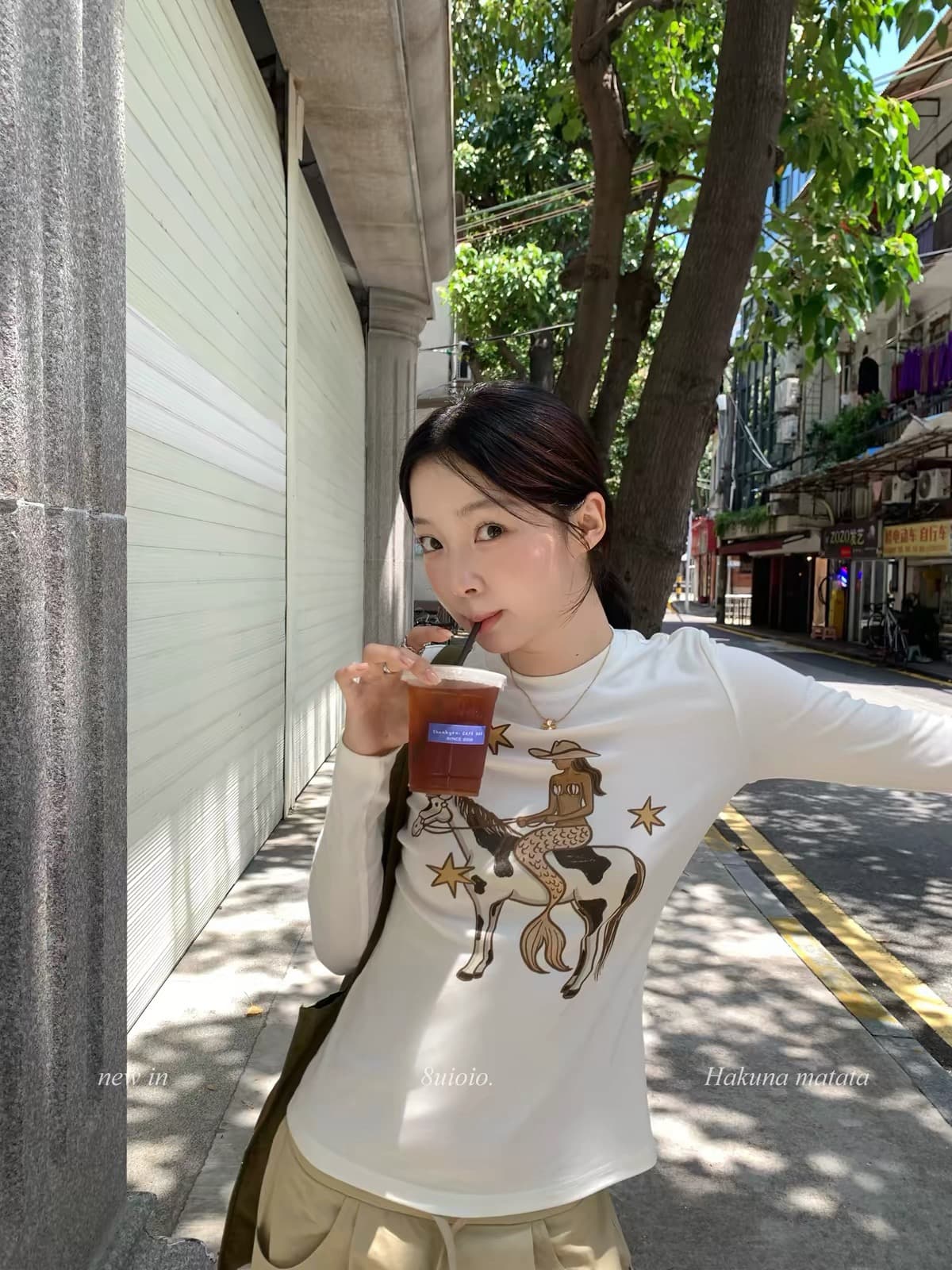 8uioio 웨스트 인어 공주 화이트 라운드 넥 쇼트 스타일 티셔츠 여성 여름 2026 새로운 루즈핏 슬림해 보이는 맨위 이미지 2