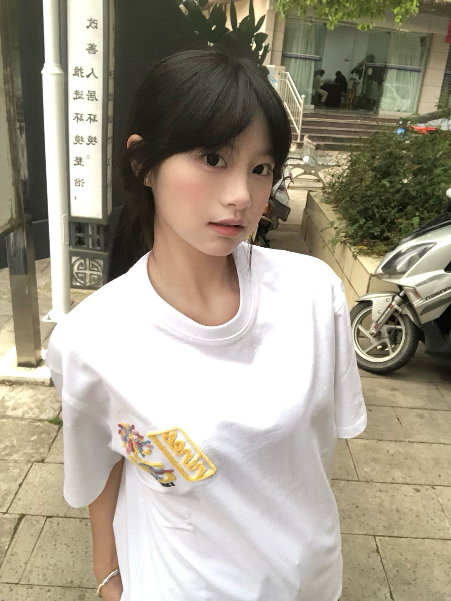 순면 240 그램 원본 자수 품질 업그레이드 2026 여름 폭발 디자인 불꽃놀이 알파벳 화이트 반팔 티셔츠 이미지 3