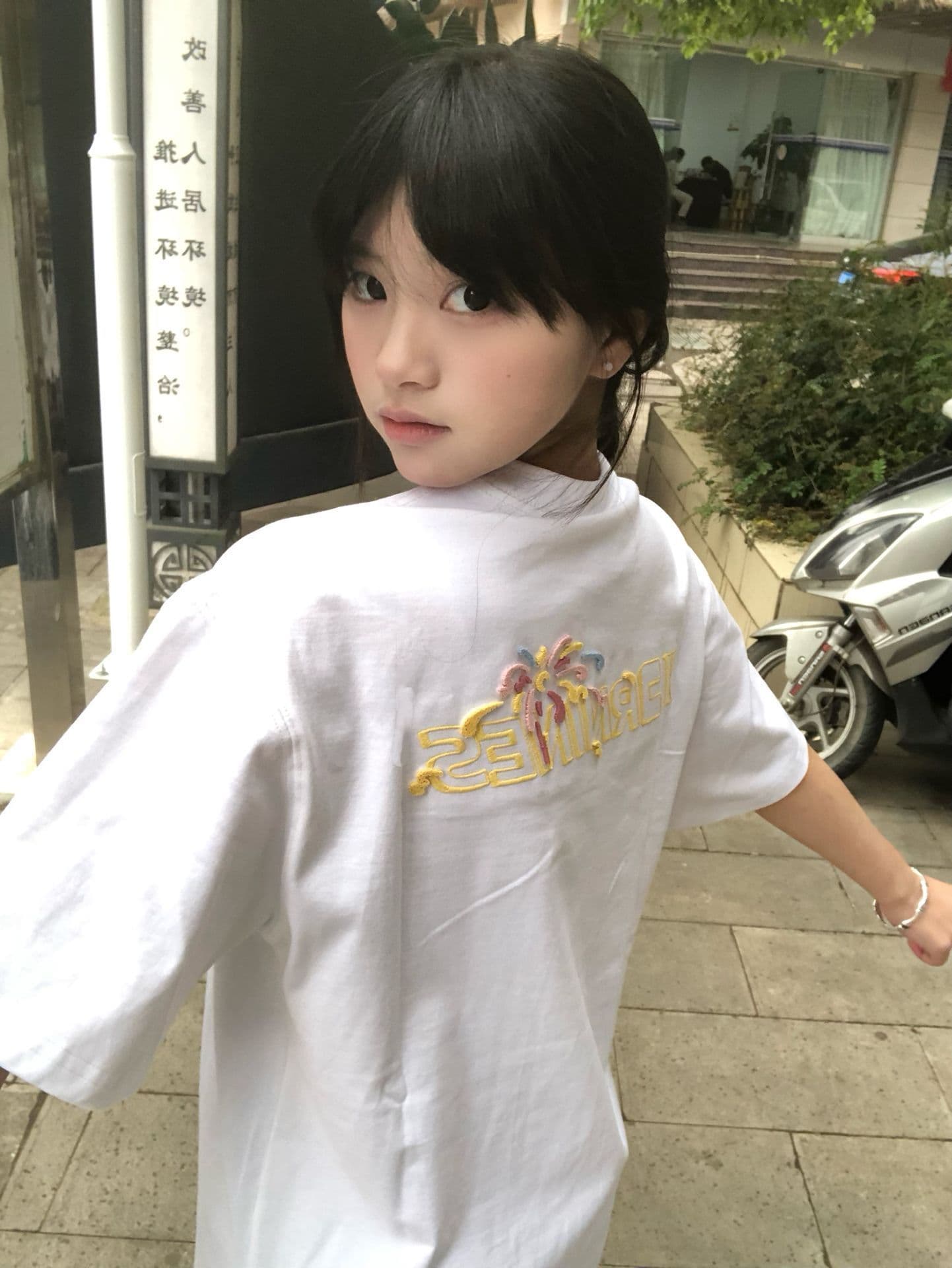 순면 240 그램 원본 자수 품질 업그레이드 2026 여름 폭발 디자인 불꽃놀이 알파벳 화이트 반팔 티셔츠 상세 이미지 2