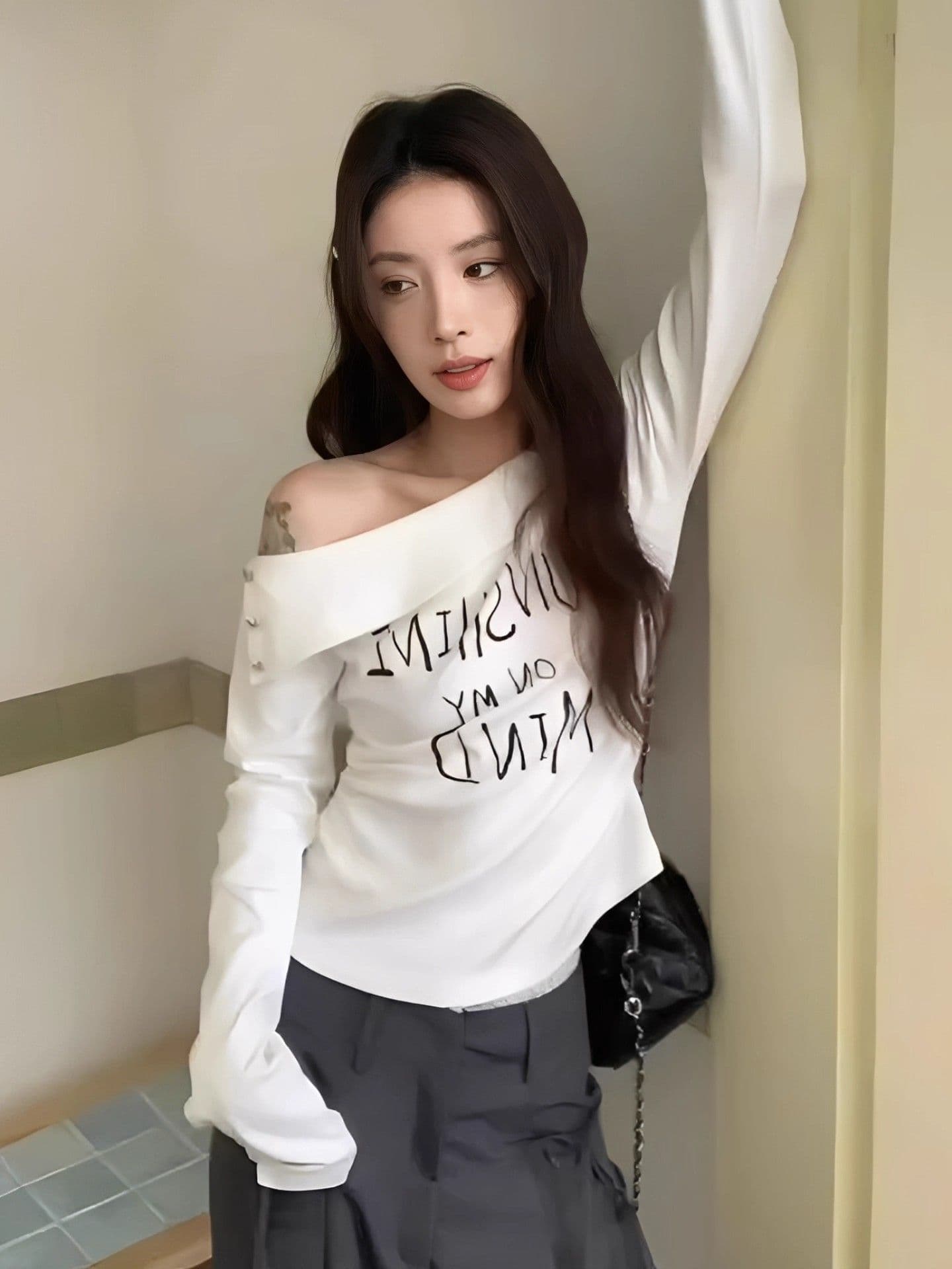 광저우 원본 32 순면 260 그램 한 화이트 알파벳 프린트 긴팔 티셔츠 여성 2026 미니멀리즘 이미지 2