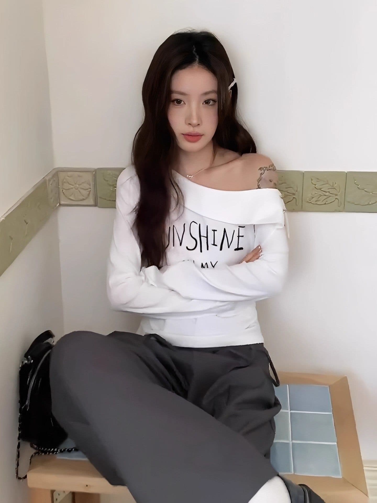 광저우 원본 32 순면 260 그램 한 화이트 알파벳 프린트 긴팔 티셔츠 여성 2026 미니멀리즘 상세 이미지 4