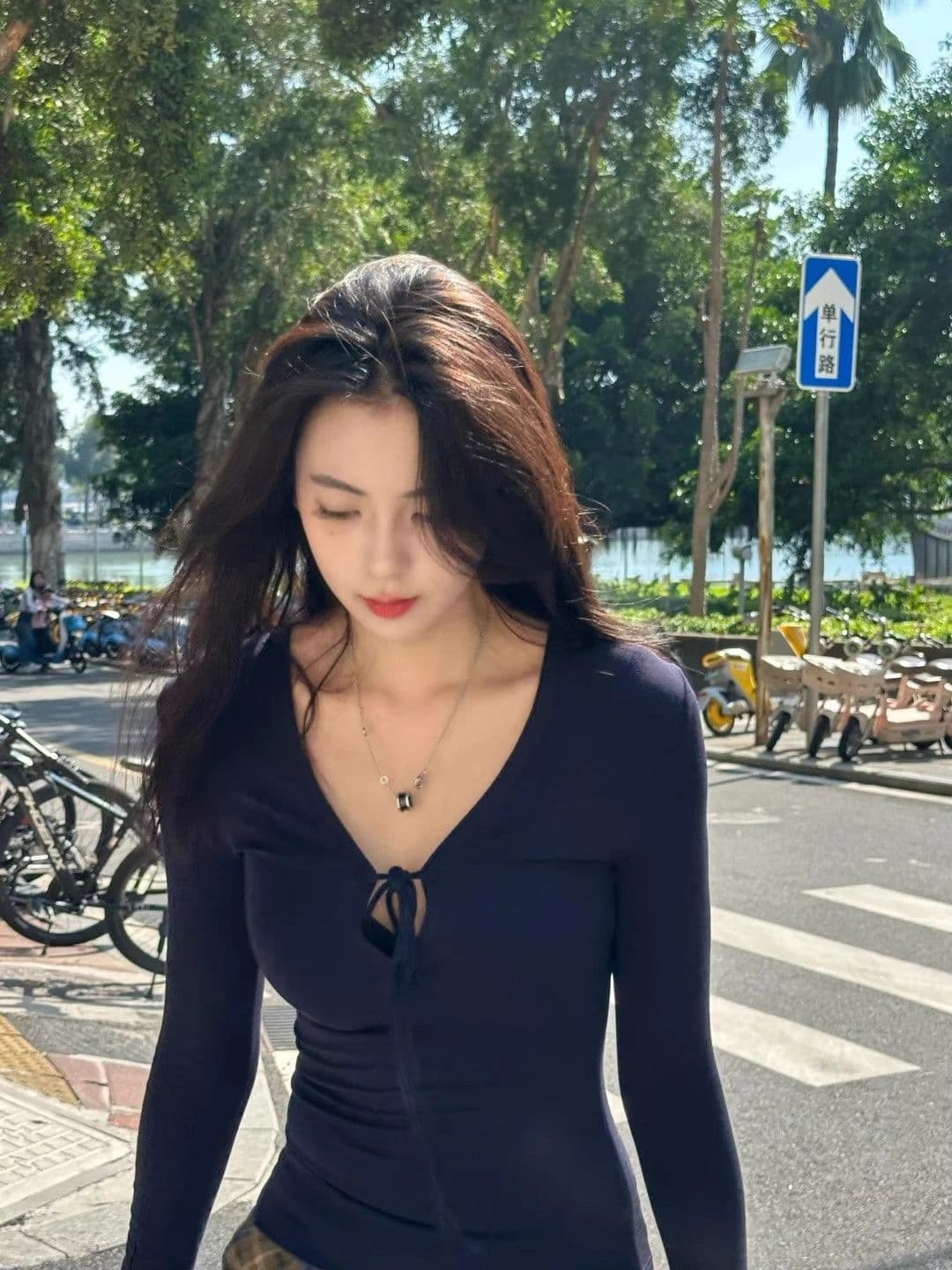 원본 품질 260 그램 사람들 면 몸매 가꾸기 V넥 스트랩 티셔츠 여성 2026 조기 가을 긴팔 슬림해 보이는 상세 이미지 3