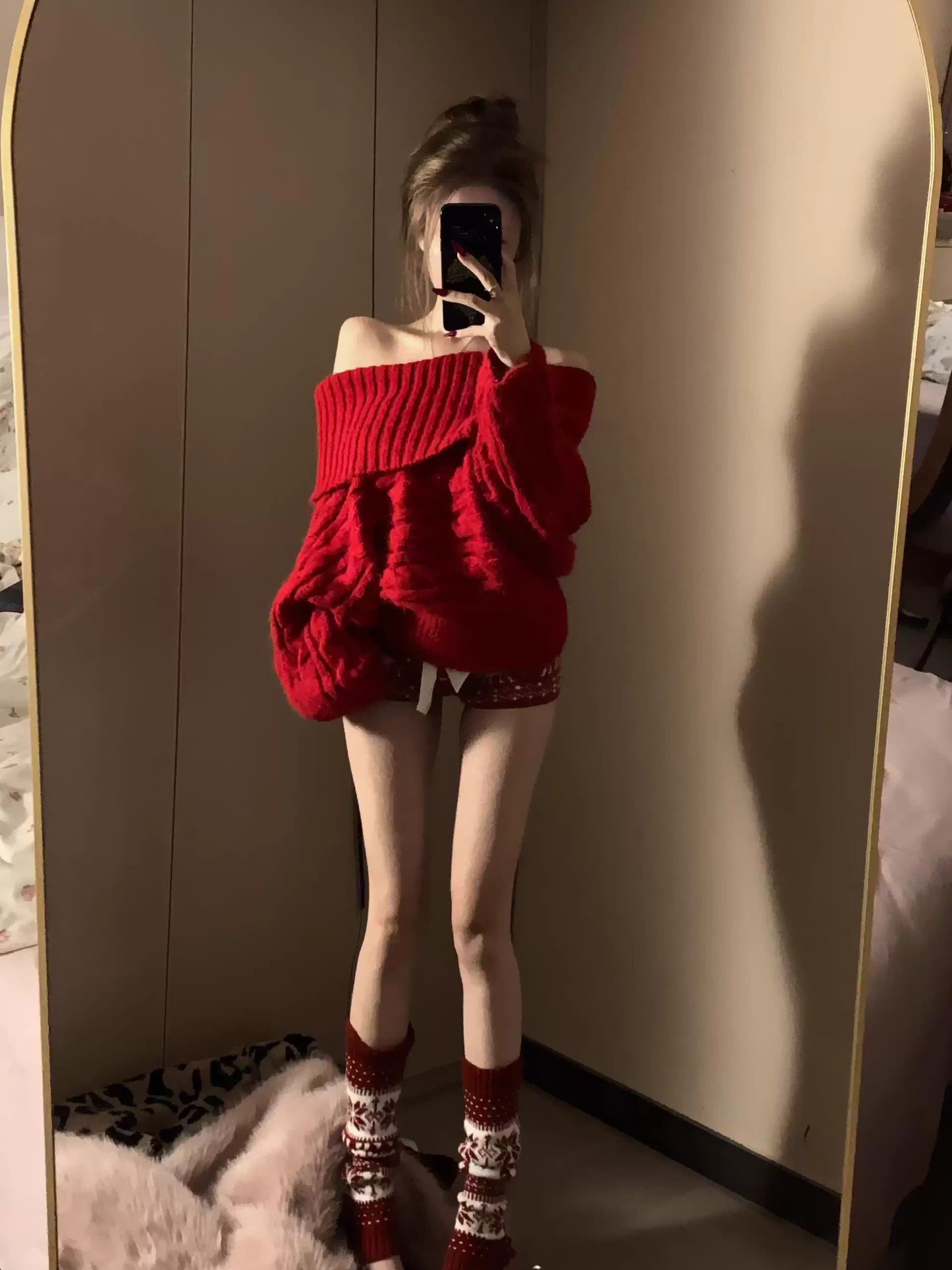 한 부서 아름다운 자이언트 잘 생긴 빨간색 오프숄더 스웨터 여자 겨울 느긋한 바람 고급 센스 오프숄더 니트 스웨터 맨위