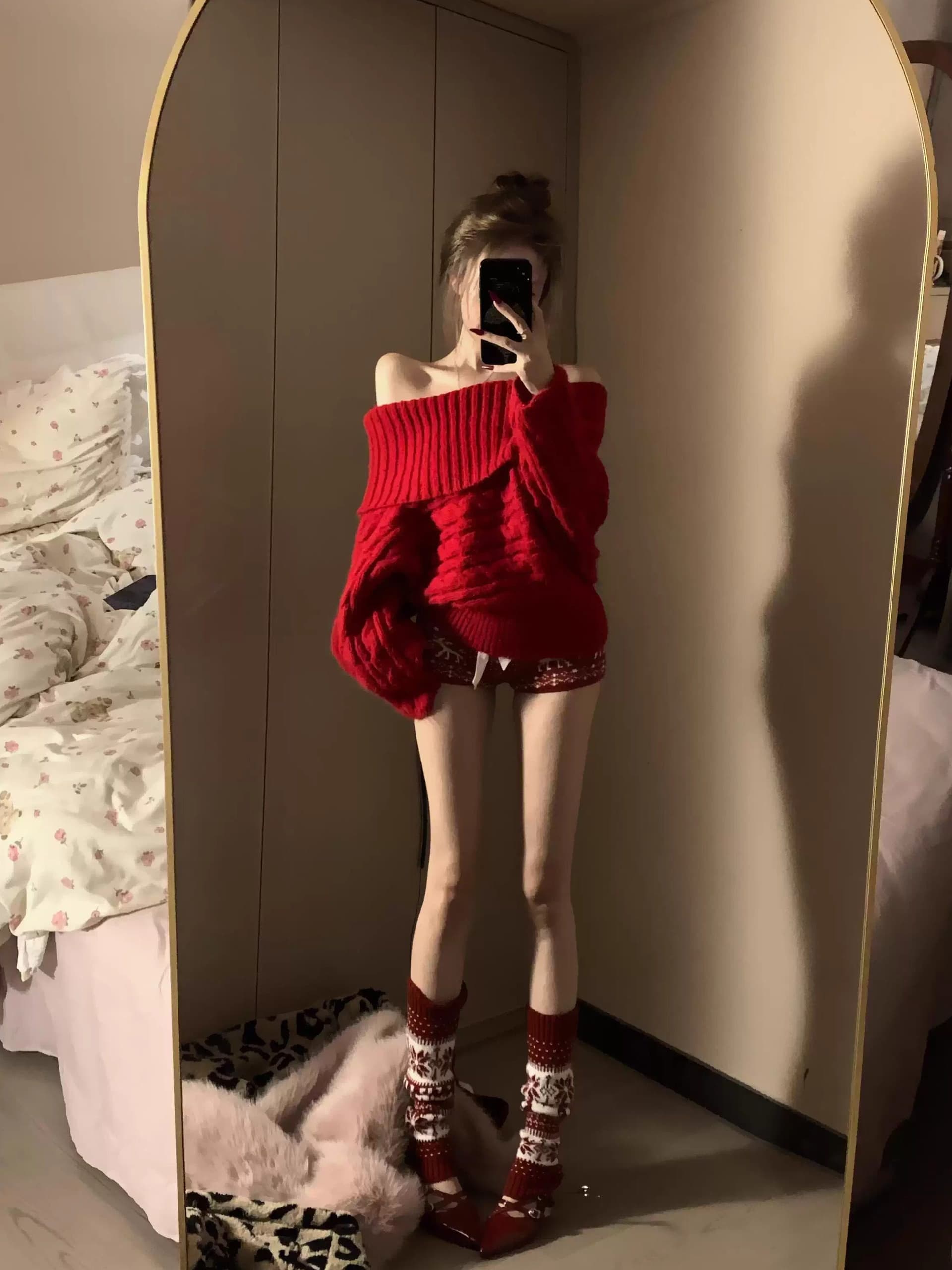 한 부서 아름다운 자이언트 잘 생긴 빨간색 오프숄더 스웨터 여자 겨울 느긋한 바람 고급 센스 오프숄더 니트 스웨터 맨위 이미지 4
